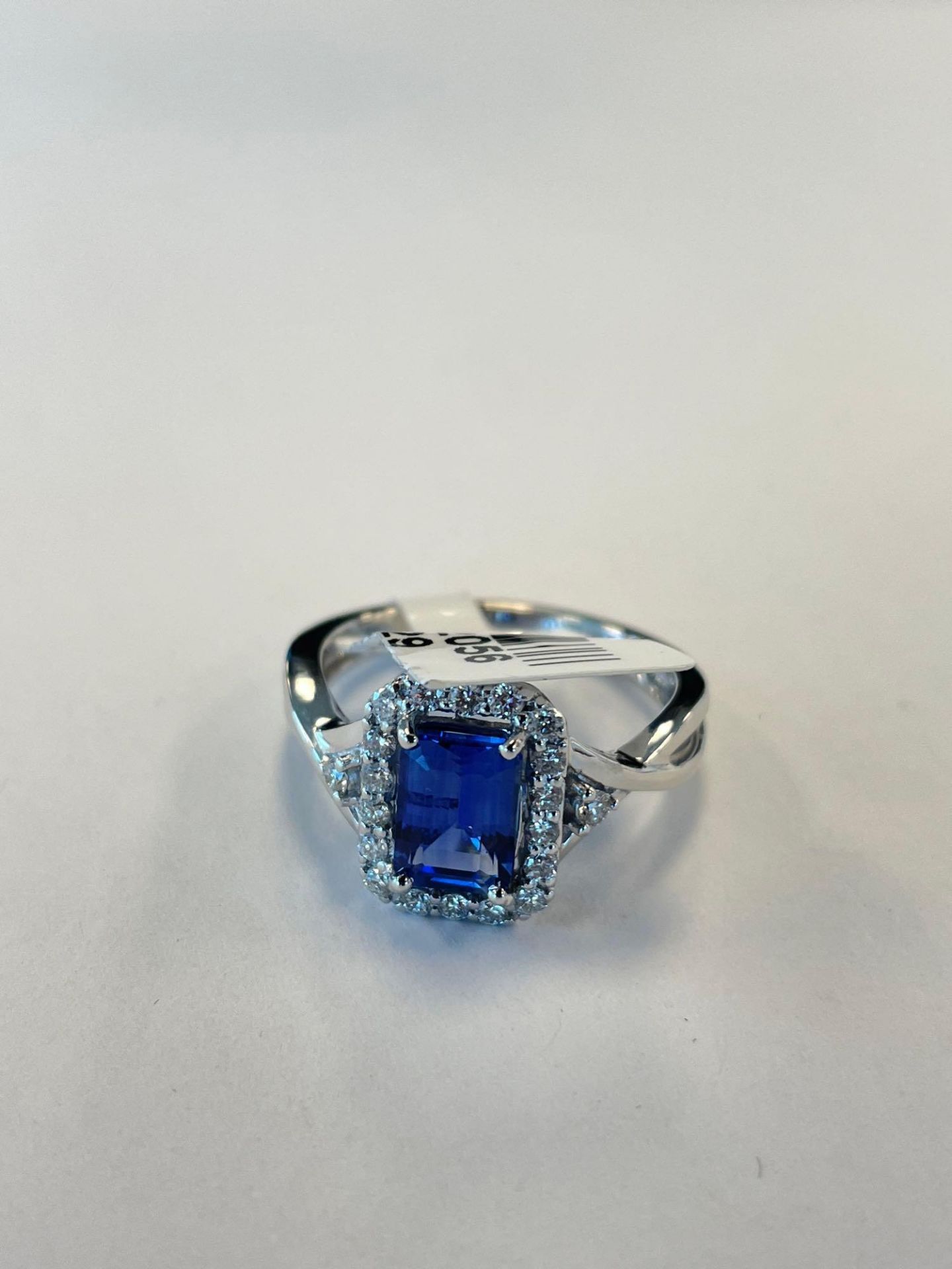 Platinum Sapphire & Diamond Ring Sapphire 1.65cts/ 20 round diamonds - Image 3 of 5