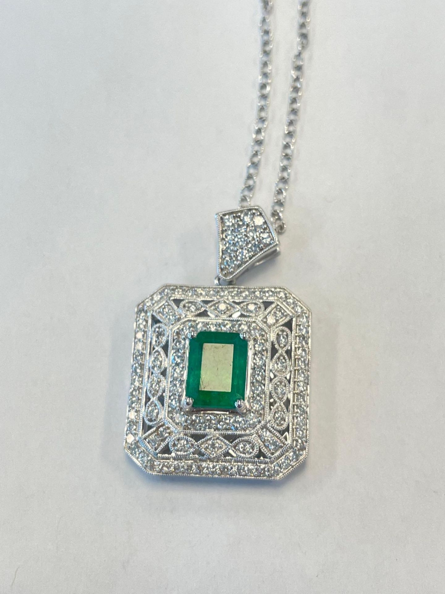18KT White Gold Emerald & Diamond pendant with Chain Diamonds 1.69ct / stones 2.85 ct