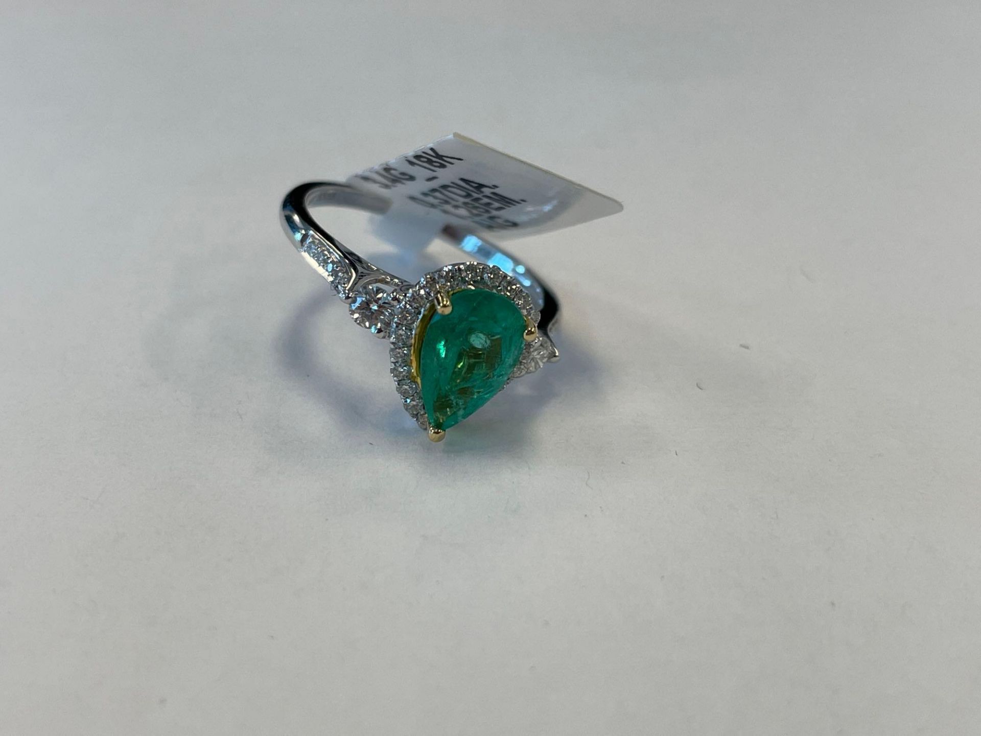 18KT White Gold ladies Emerald & Diamond Ring - Image 3 of 6