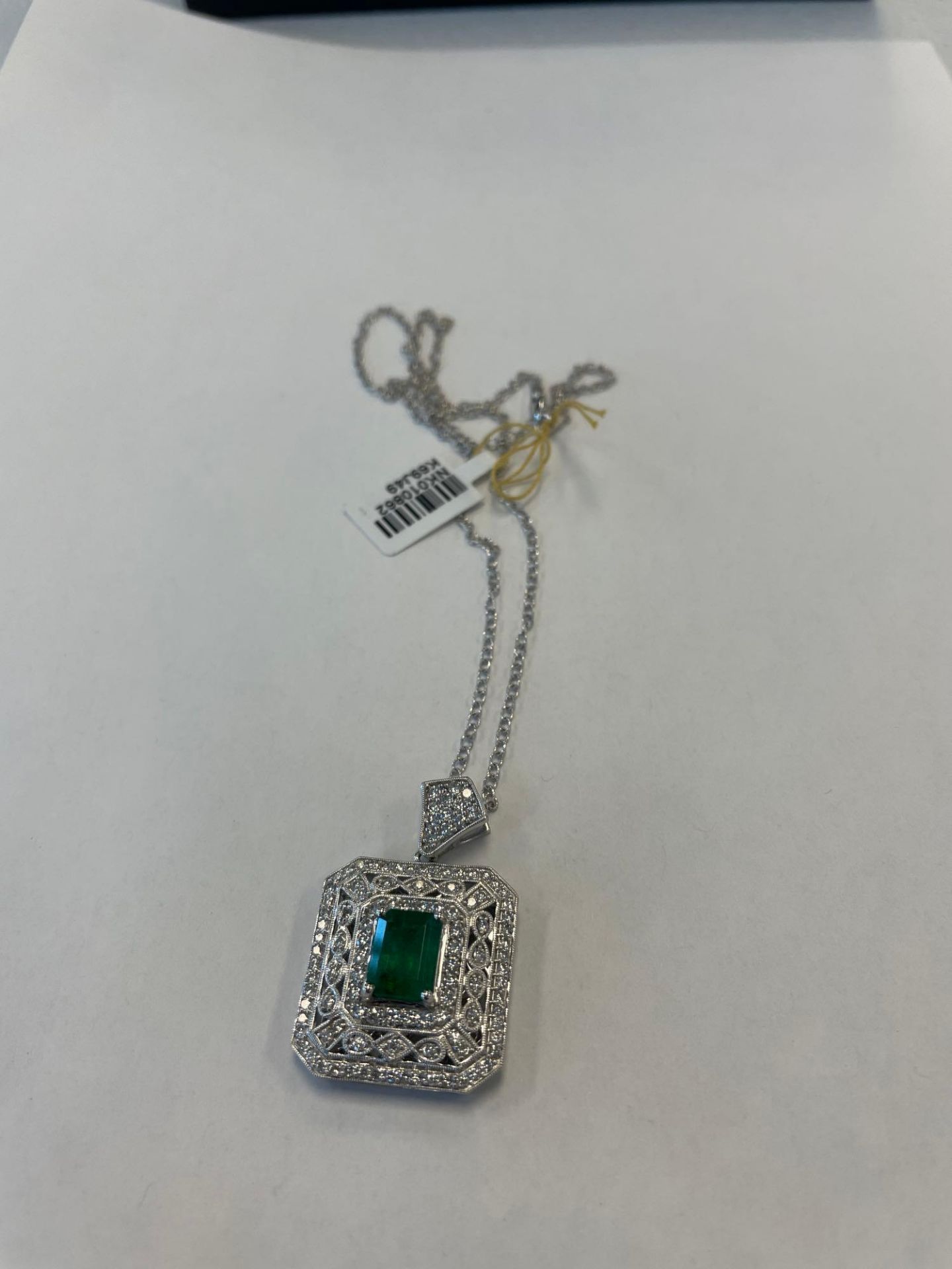 18KT White Gold Emerald & Diamond pendant with Chain Diamonds 1.69ct / stones 2.85 ct - Image 3 of 6