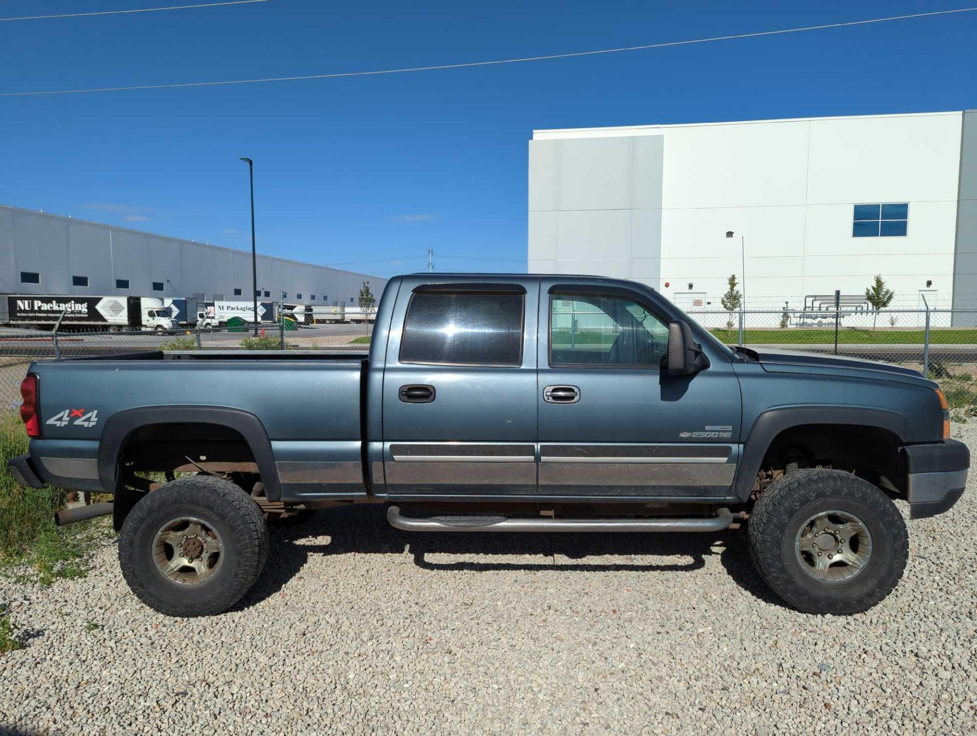 2006 Chevy 2500 HD - Image 2 of 19