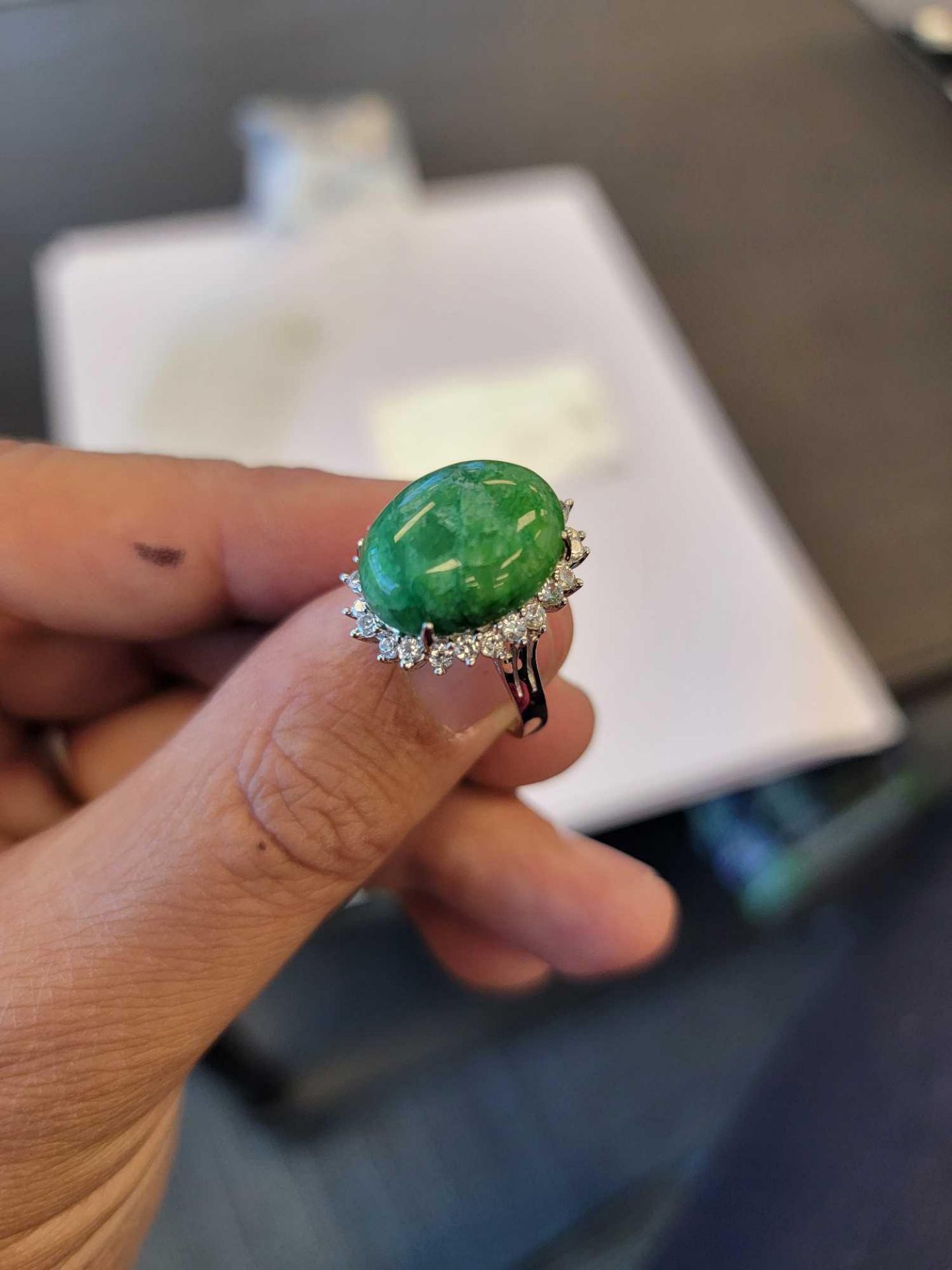 Dyed Green Beryl (Emerald) 11 cts with white sapphire - Image 3 of 5