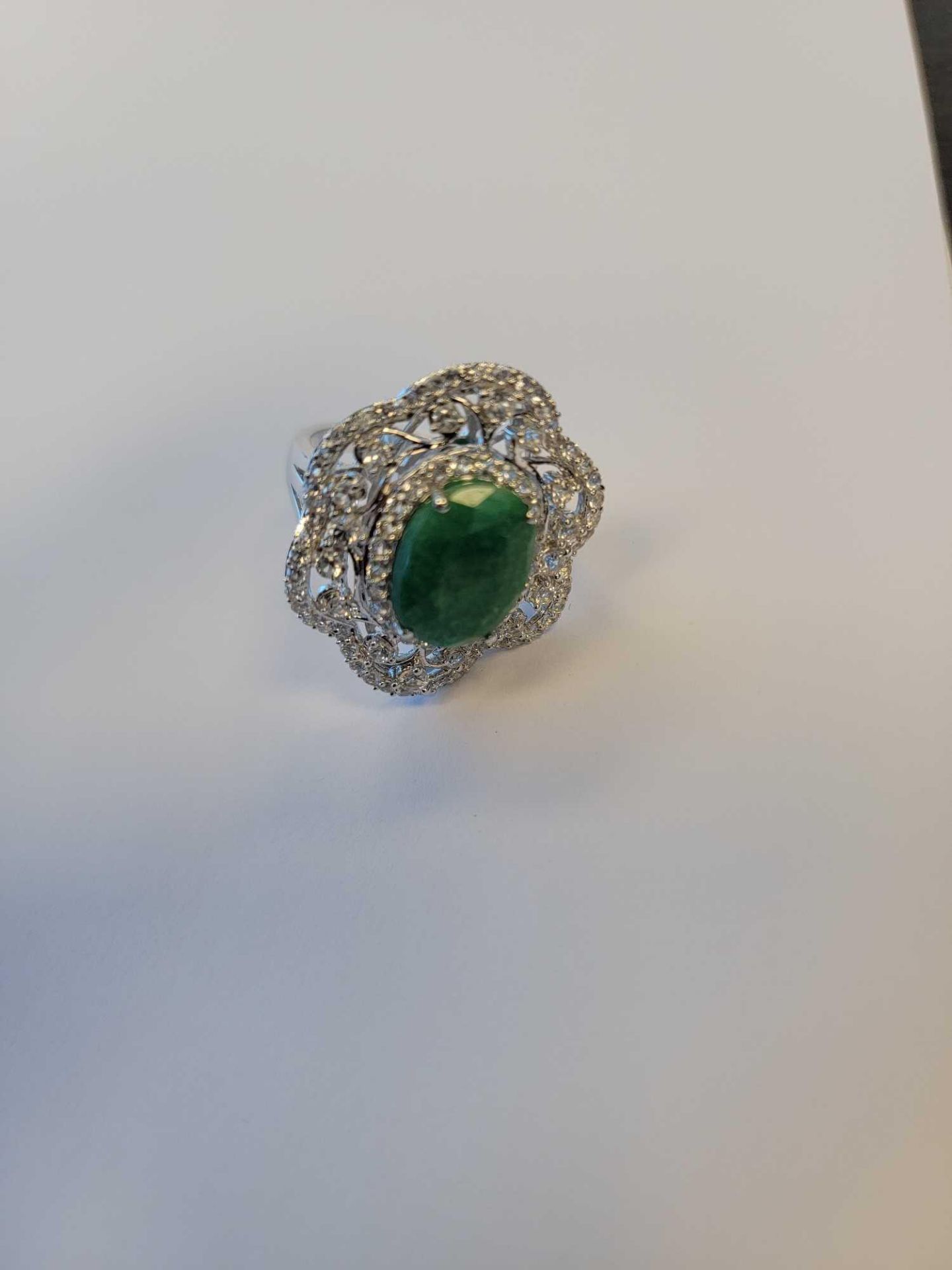 Dyed Green Beryl (Emerald) 775 Cts with white sapphire stones - Image 3 of 5