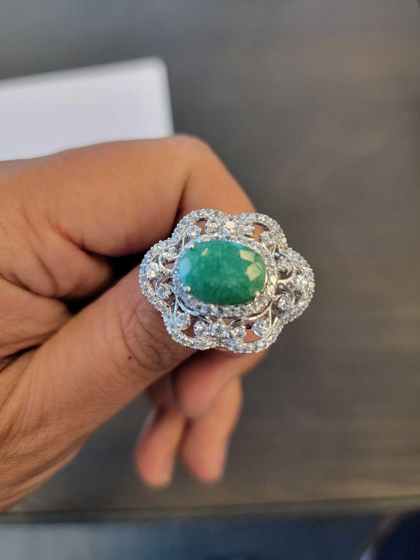 Dyed Green Beryl (Emerald) 775 Cts with white sapphire stones - Image 2 of 5