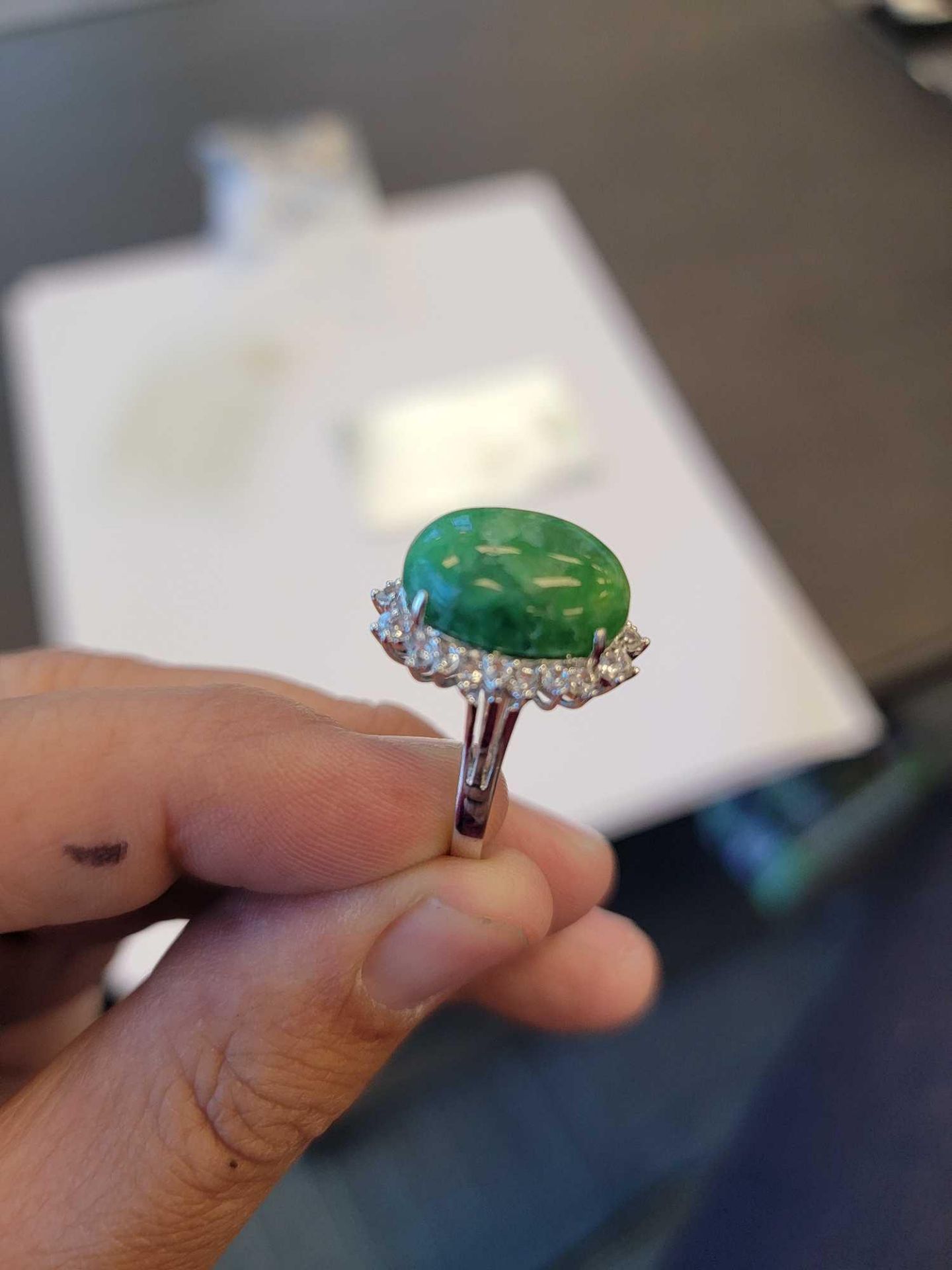 Dyed Green Beryl (Emerald) 11 cts with white sapphire - Image 2 of 5