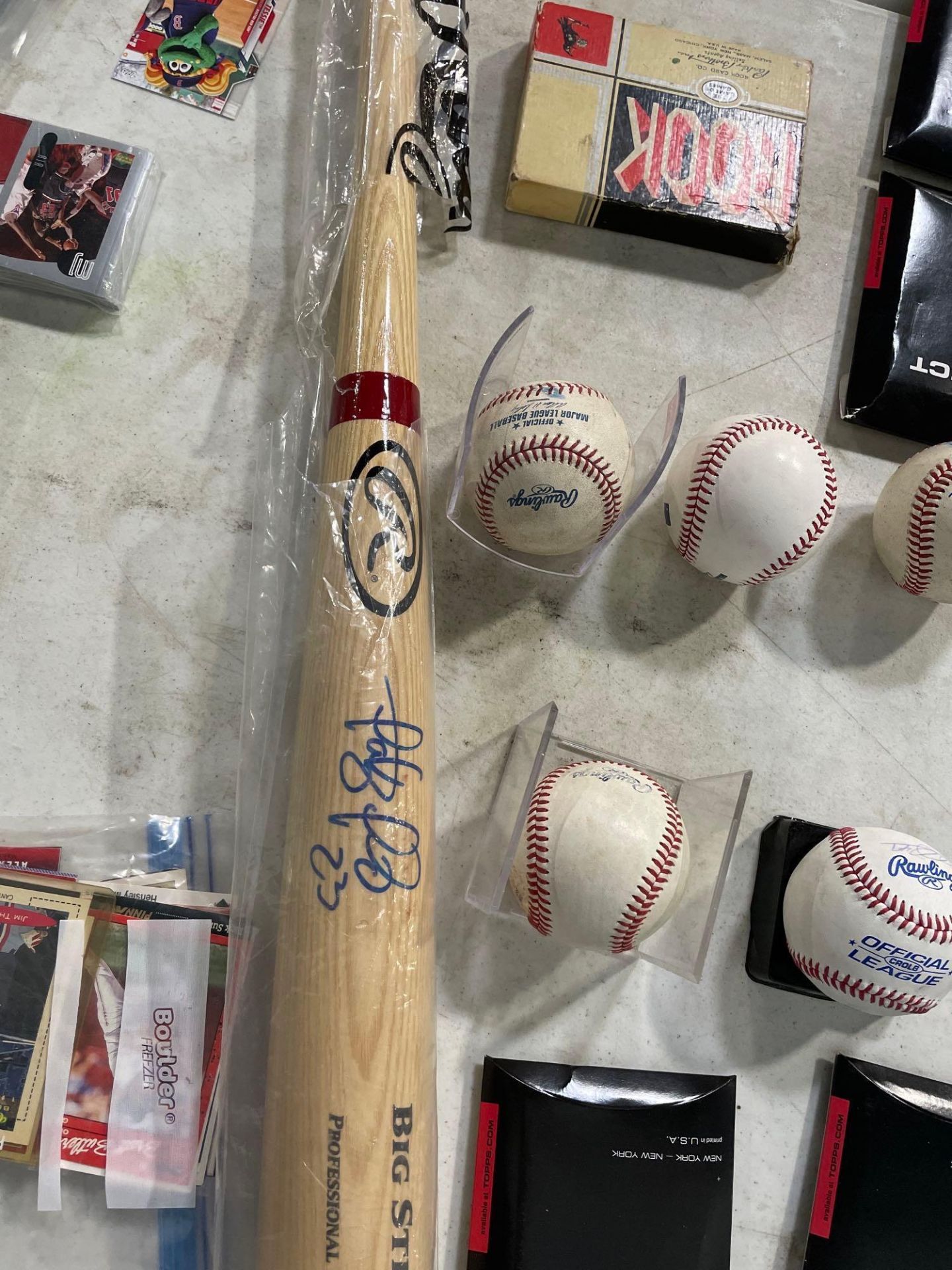 Sports Cards and memorabilia, signed Bat, signed balls - Image 18 of 19