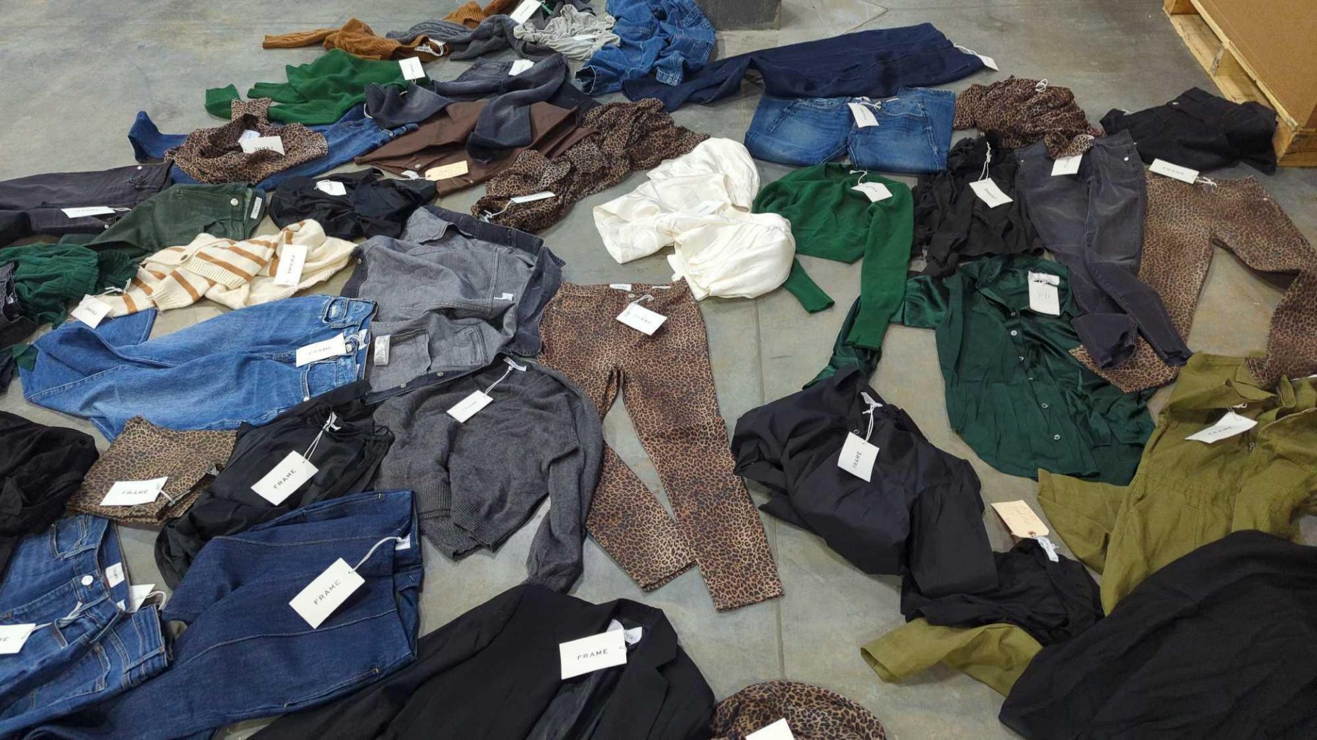 High End Clothing Pallet, Frame(approx. 80+pieces), North Face, Brixton, Rainbow Sandals and much mo - Image 30 of 30