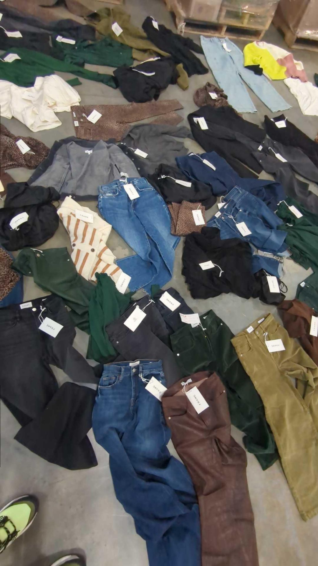 High End Clothing Pallet, Frame(approx. 80+pieces), North Face, Brixton, Rainbow Sandals and much mo - Image 4 of 30