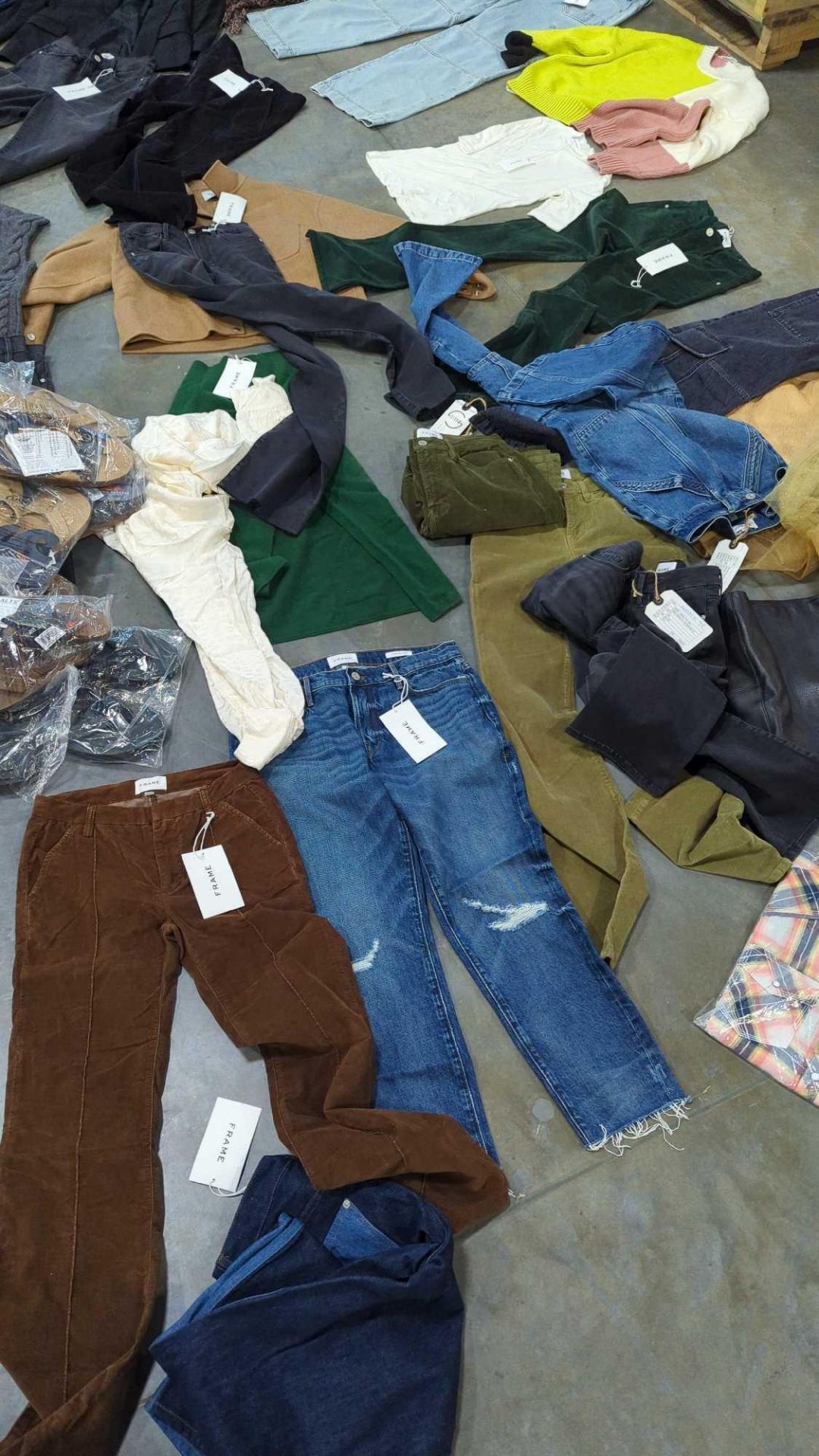 High End Clothing Pallet, Frame(approx. 80+pieces), North Face, Brixton, Rainbow Sandals and much mo - Image 7 of 30