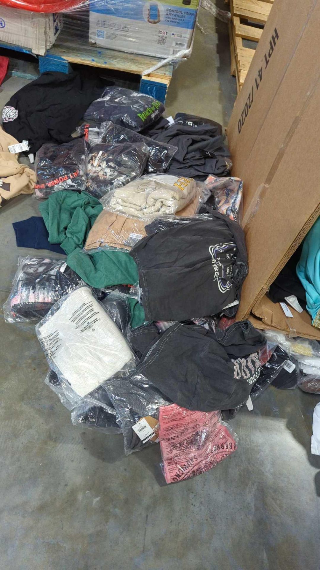 High End Clothing Pallet, Frame(approx. 80+pieces), North Face, Brixton, Rainbow Sandals and much mo - Image 19 of 30