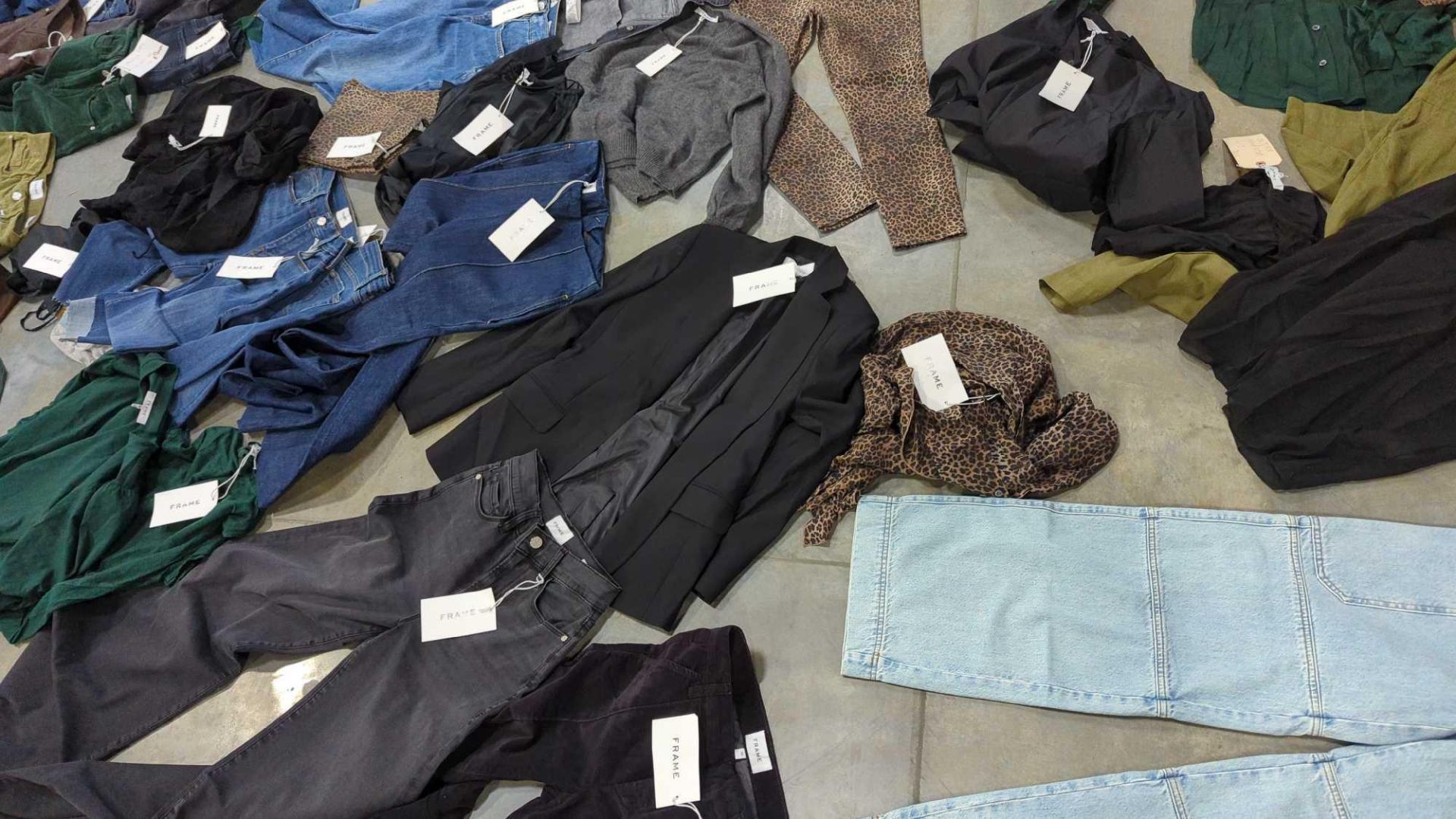 High End Clothing Pallet, Frame(approx. 80+pieces), North Face, Brixton, Rainbow Sandals and much mo - Image 29 of 30