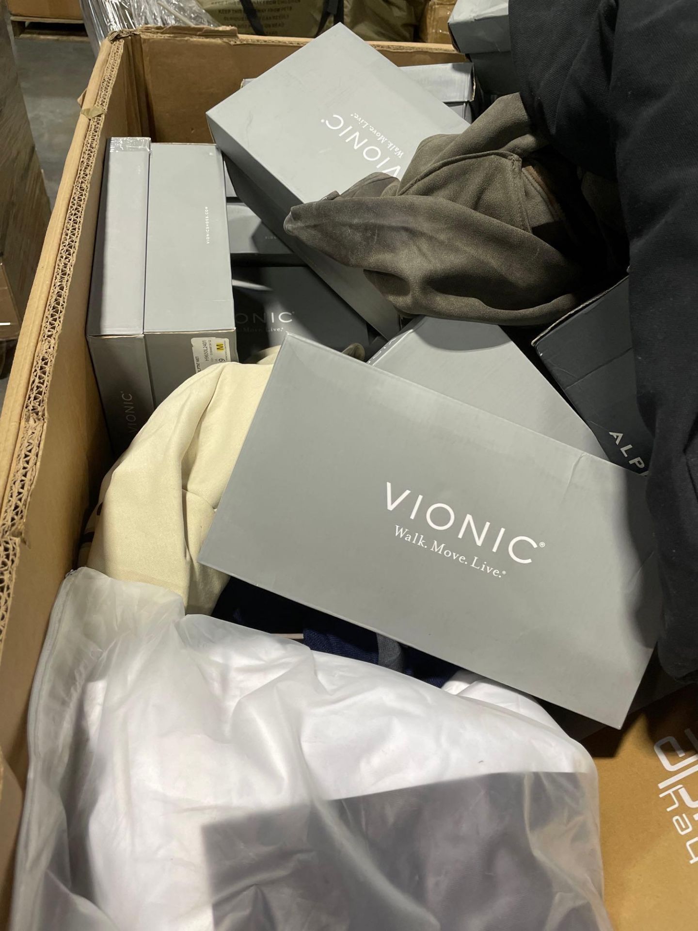 vionic slippers and clothing - Image 3 of 11