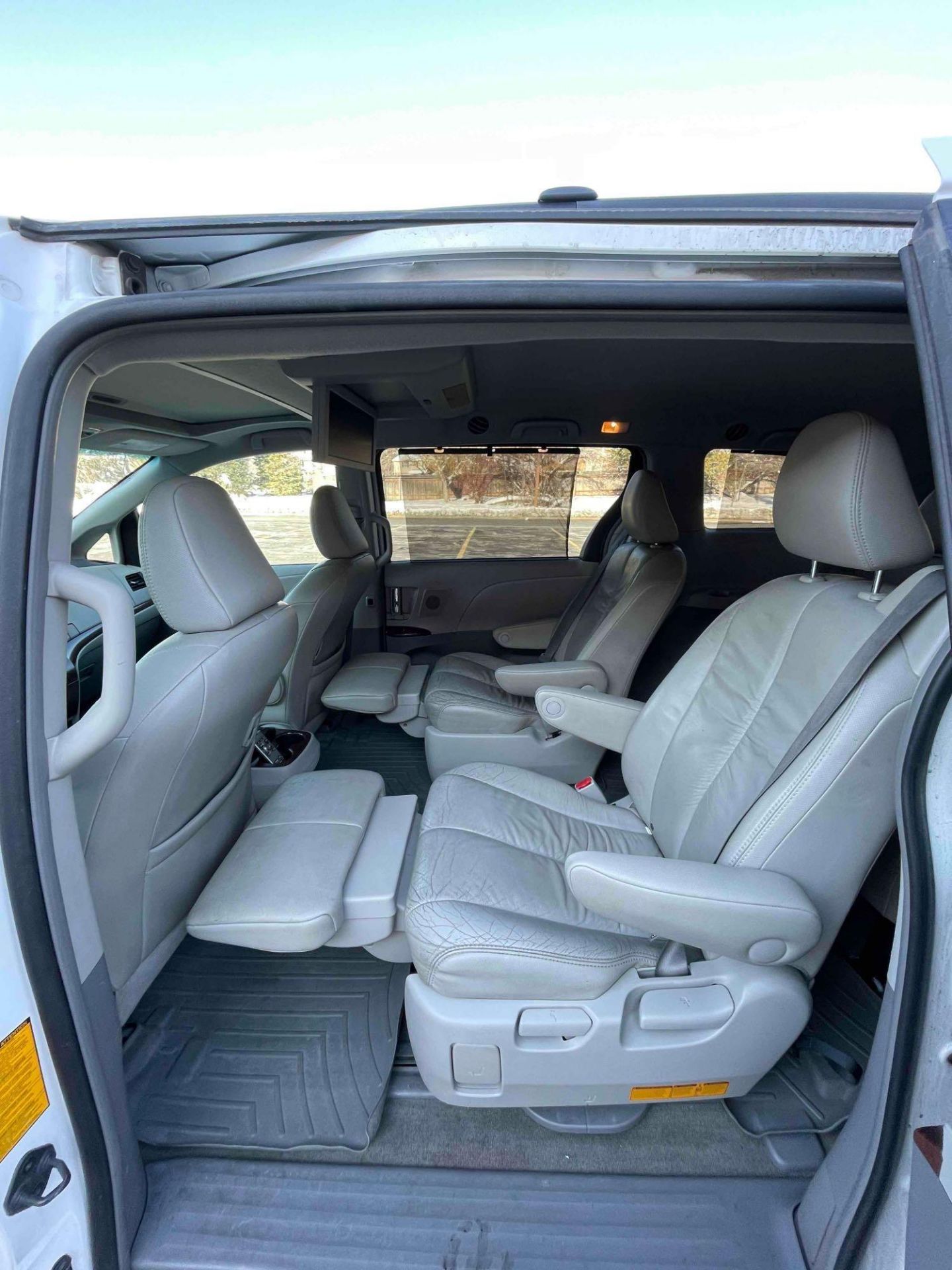 2011 Toyota Sienna XLE - Image 13 of 18