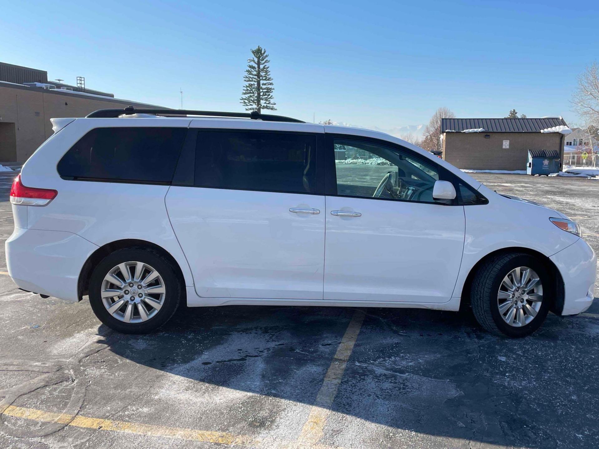 2011 Toyota Sienna XLE - Image 4 of 18