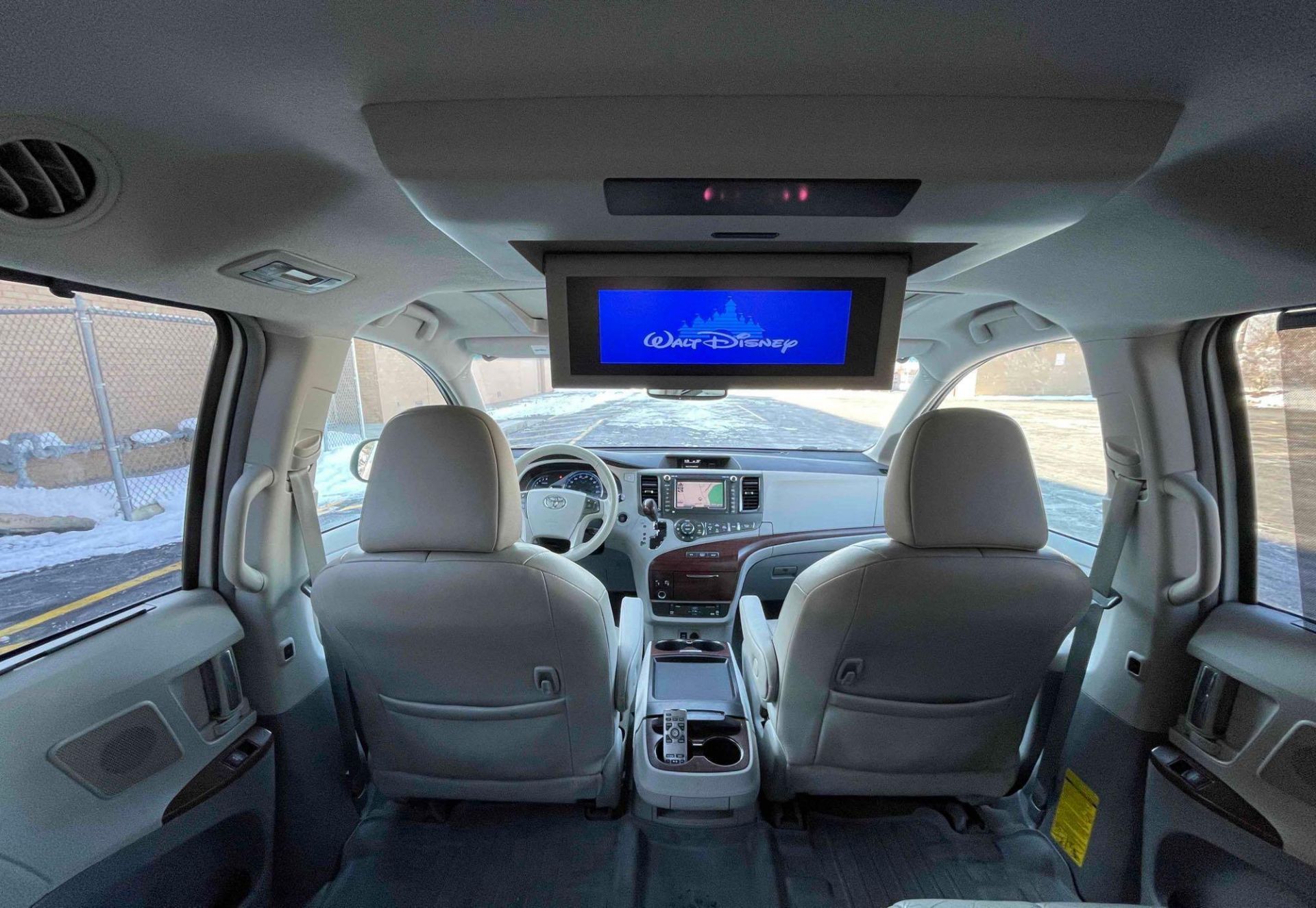 2011 Toyota Sienna XLE - Image 6 of 18