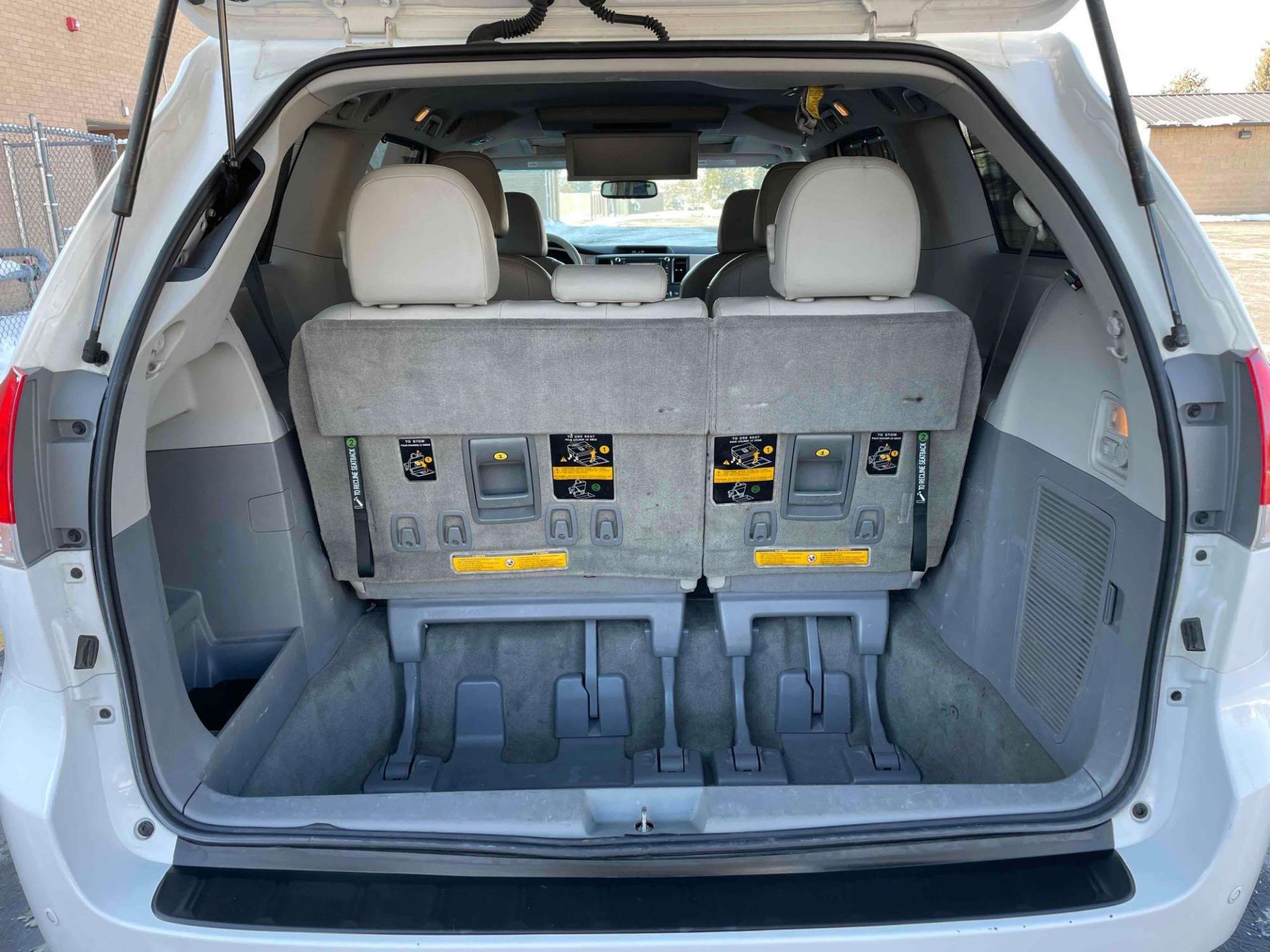 2011 Toyota Sienna XLE - Image 10 of 18