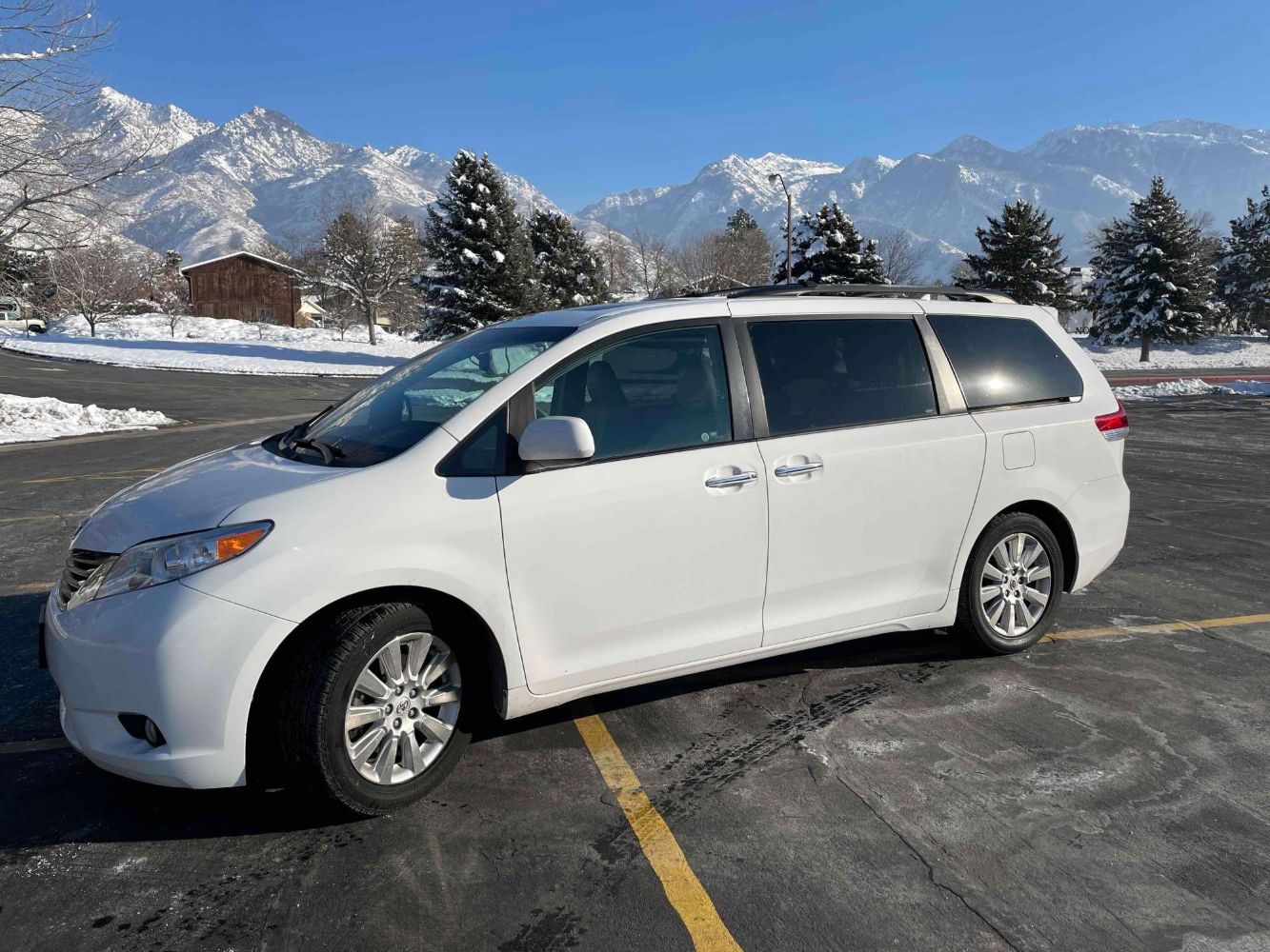 Toyota Sienna & Pallet Auction 12-22-2022