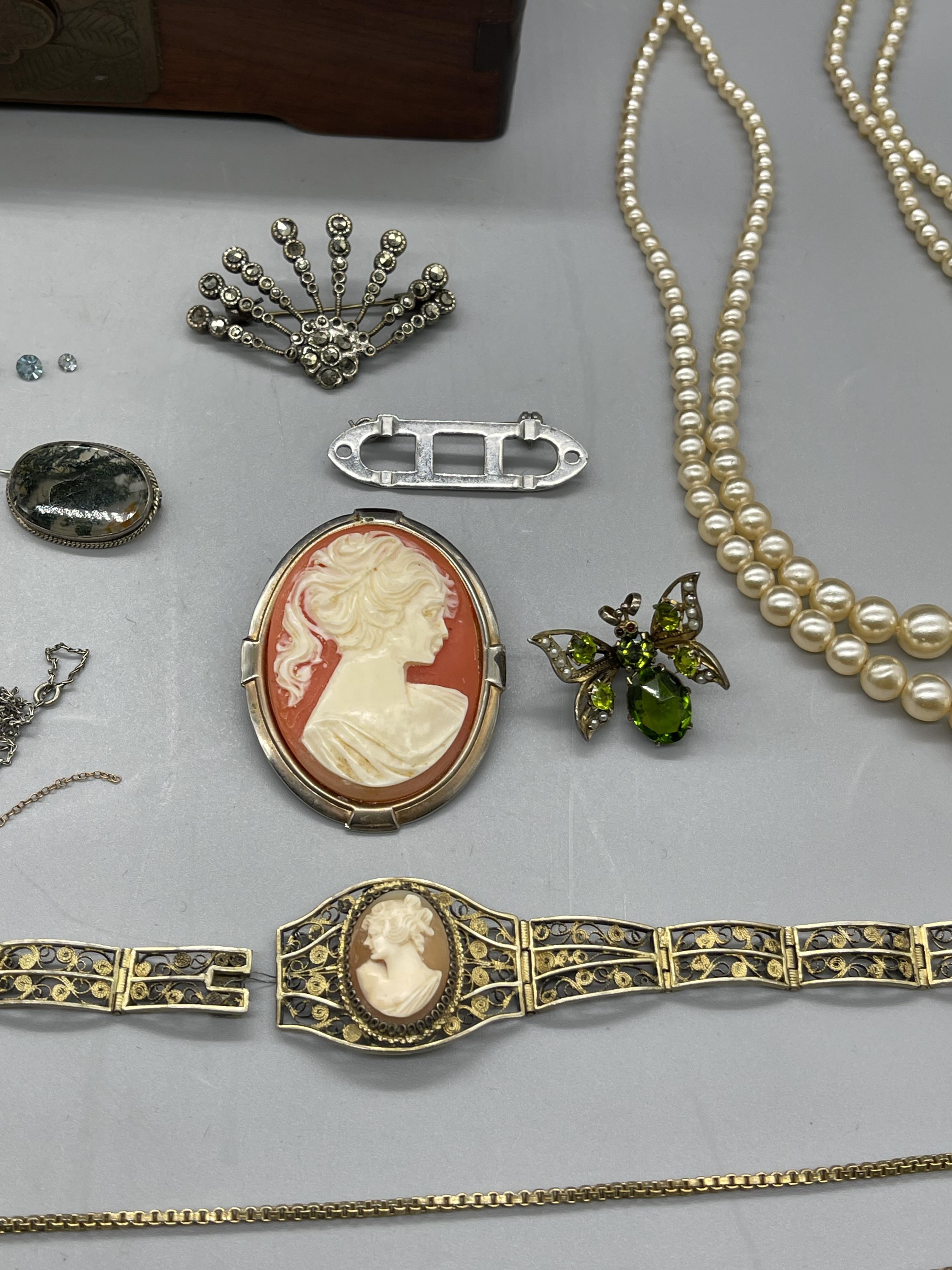 Jewellery box to include Cameo Brooche and Pearls - Image 8 of 10