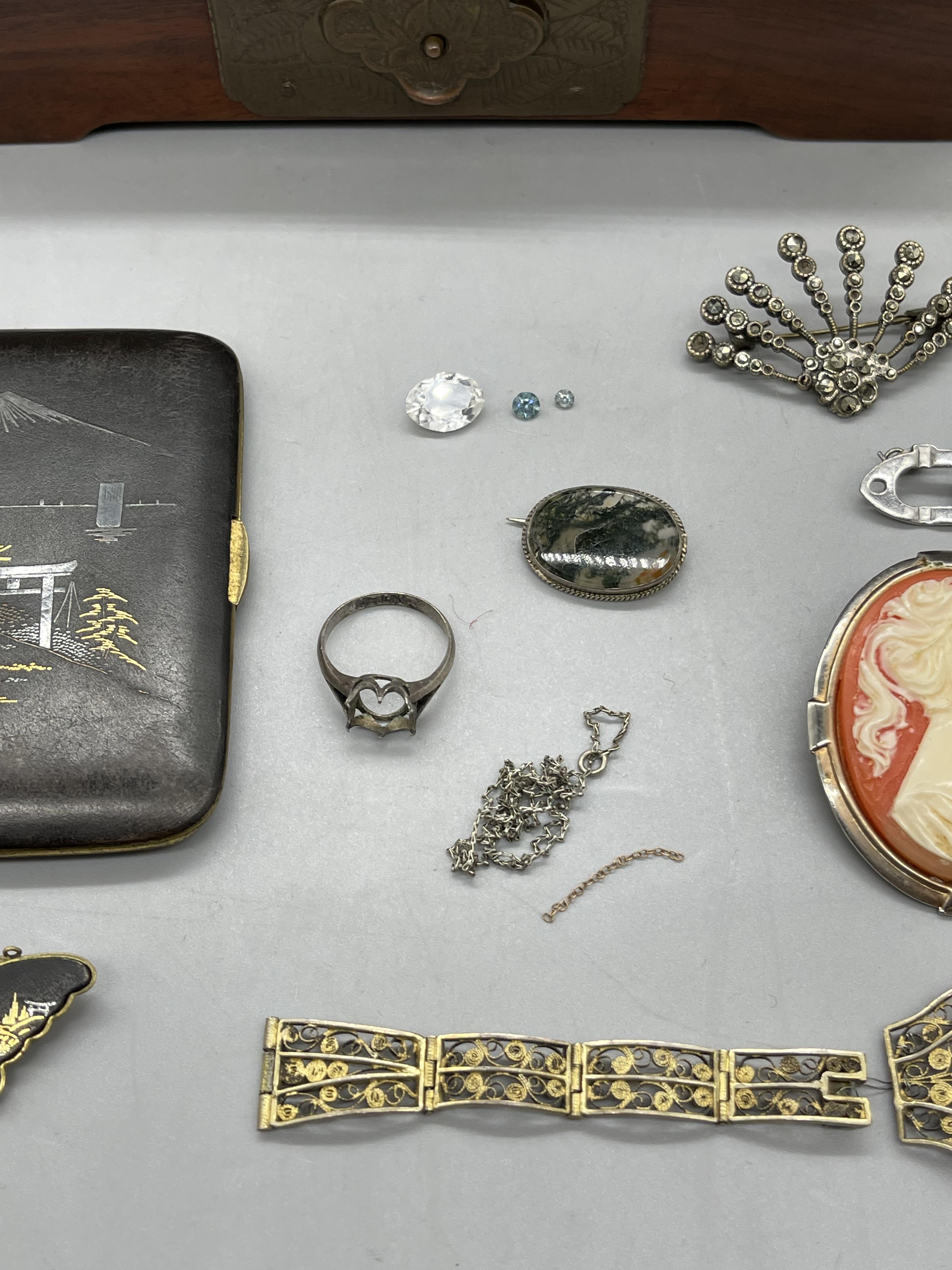 Jewellery box to include Cameo Brooche and Pearls - Image 7 of 10