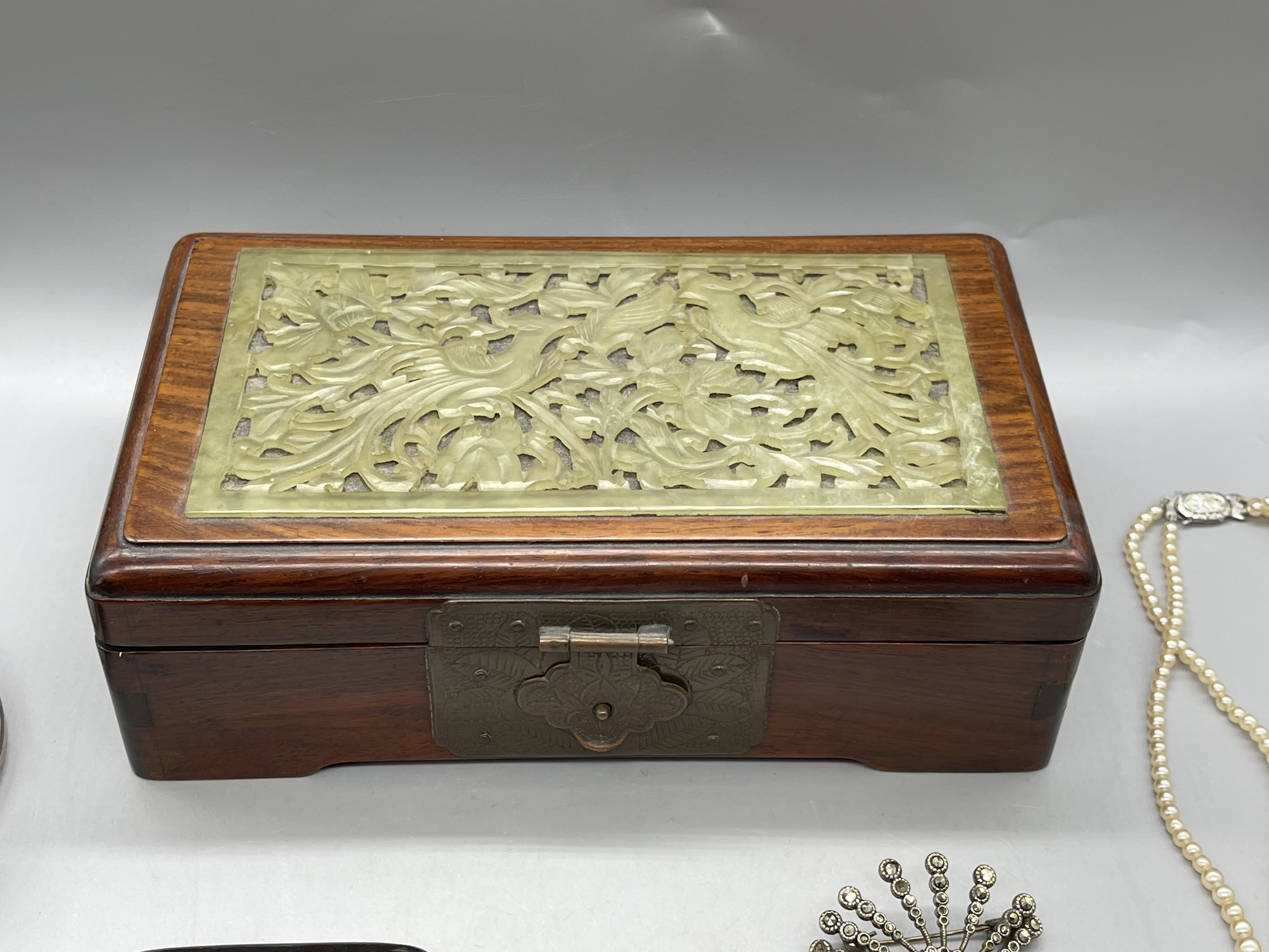 Jewellery box to include Cameo Brooche and Pearls - Image 3 of 10