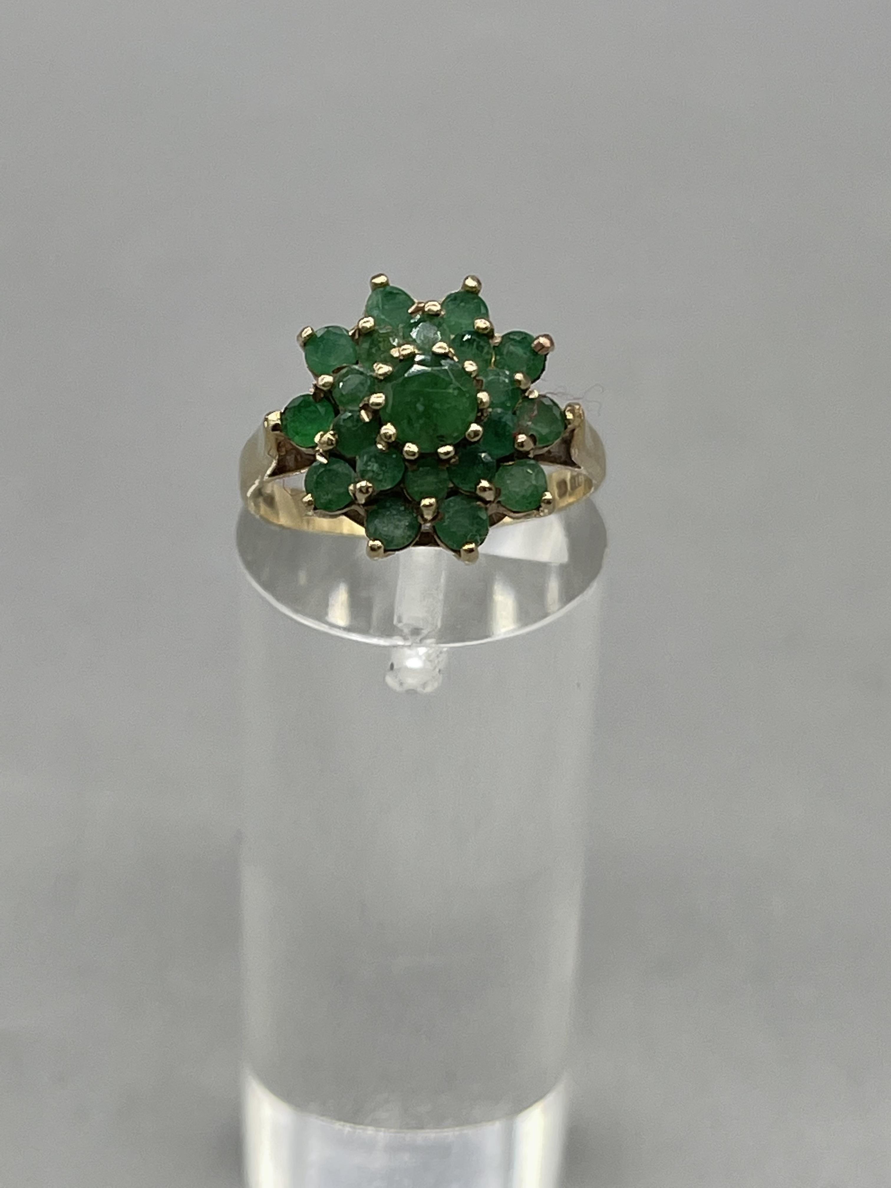 9ct Gold Green Gemstone Cluster Ring and Earrings - Image 5 of 10