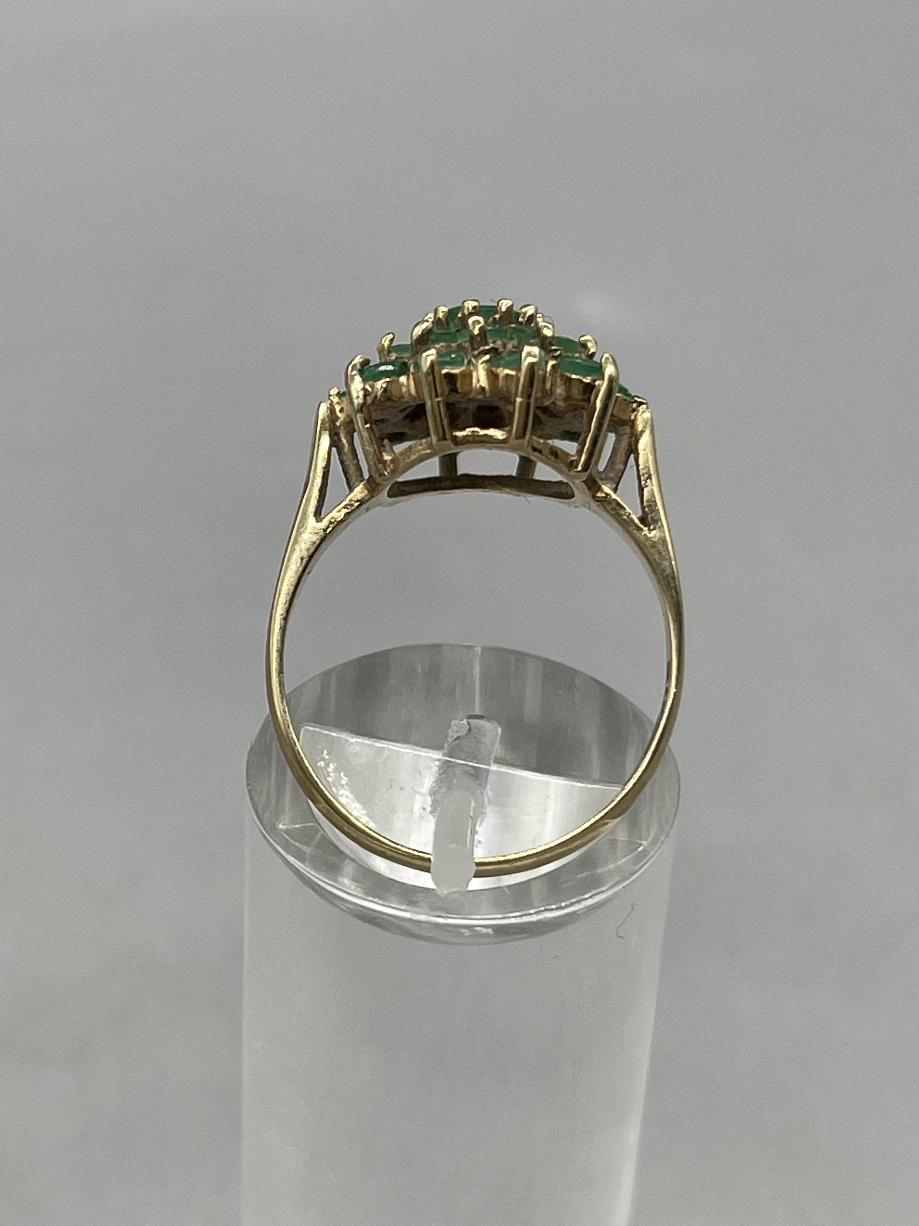 9ct Gold Green Gemstone Cluster Ring and Earrings - Image 9 of 10