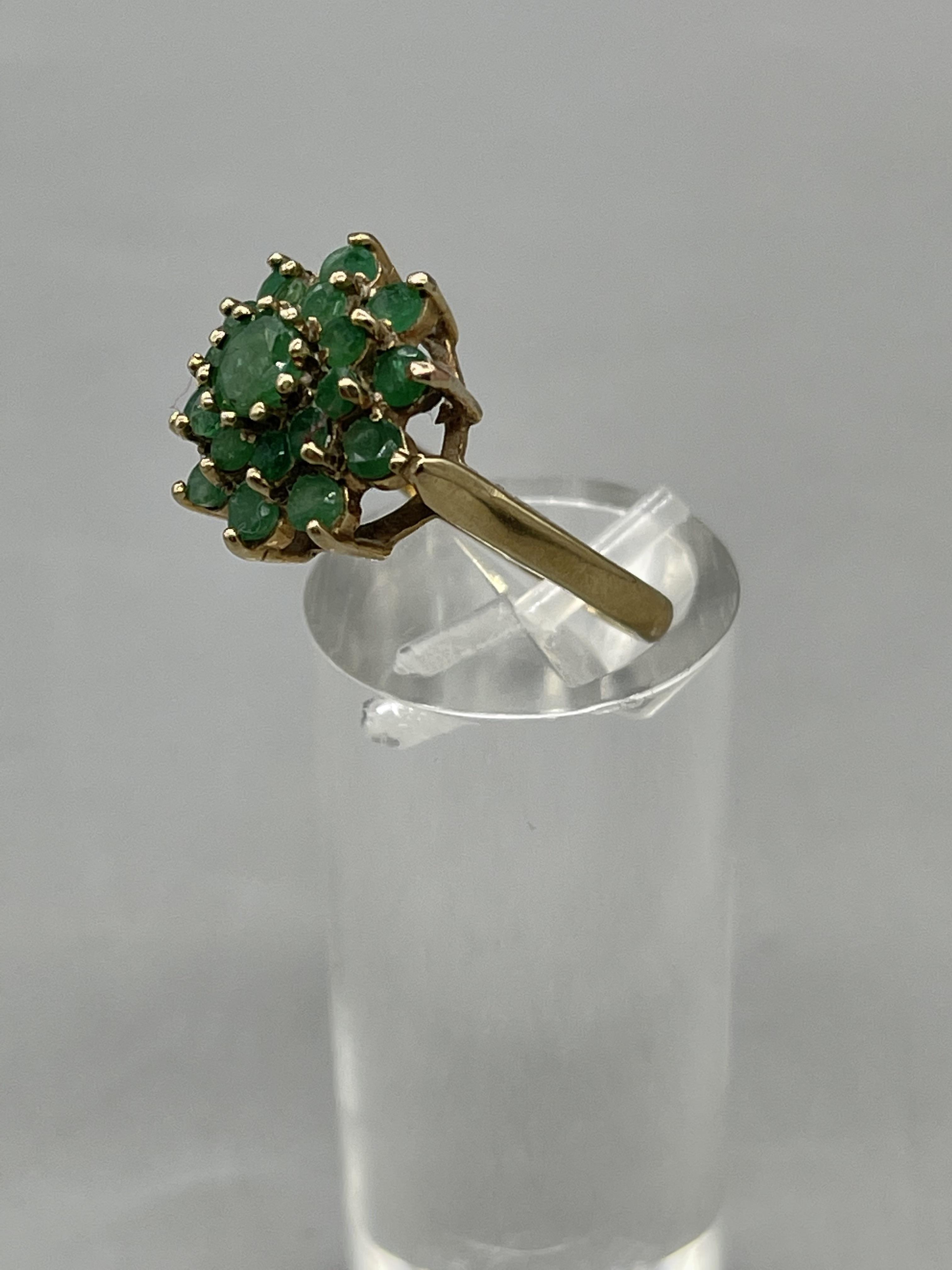 9ct Gold Green Gemstone Cluster Ring and Earrings - Image 6 of 10