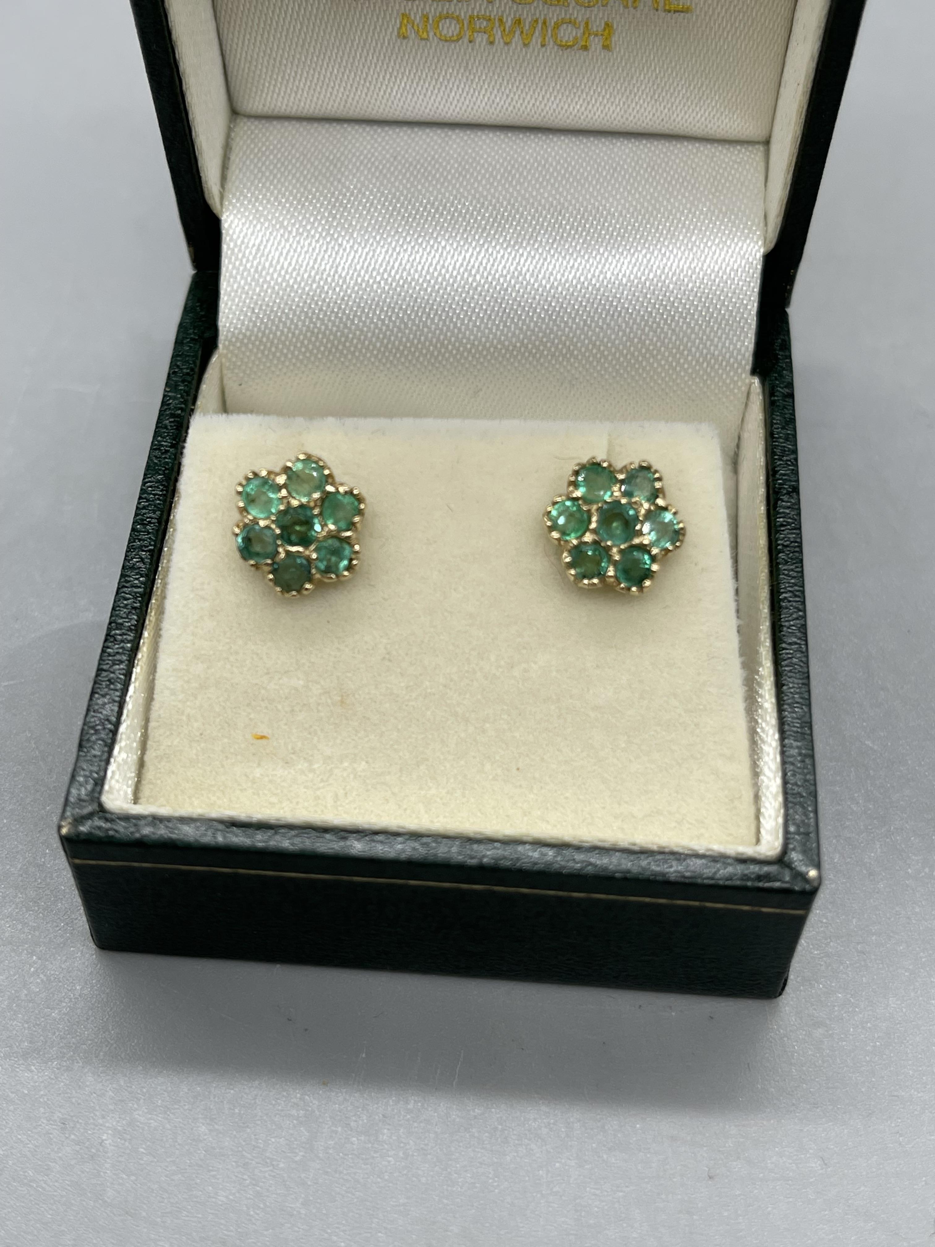 9ct Gold Green Gemstone Cluster Ring and Earrings - Image 2 of 10