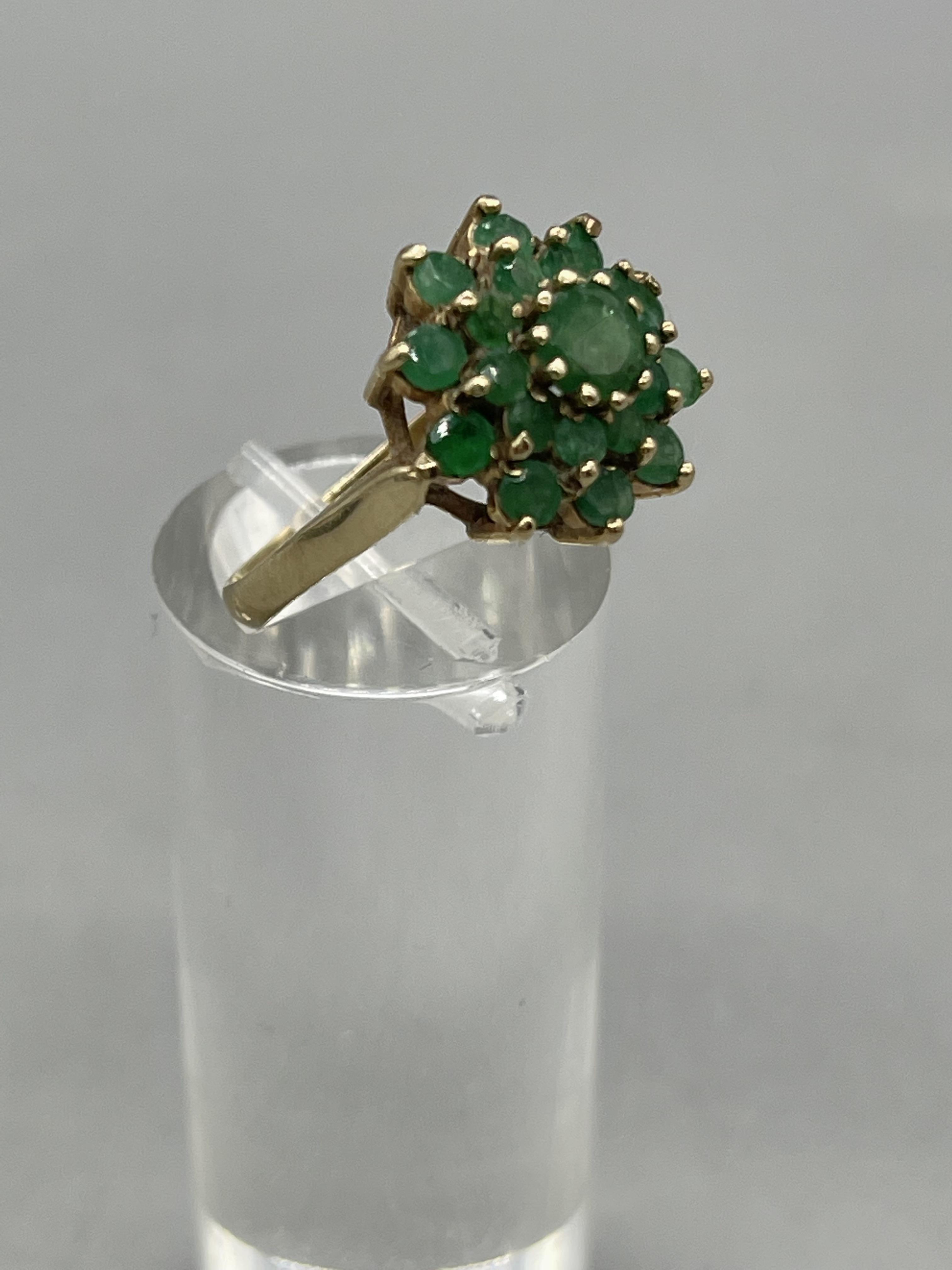 9ct Gold Green Gemstone Cluster Ring and Earrings - Image 7 of 10