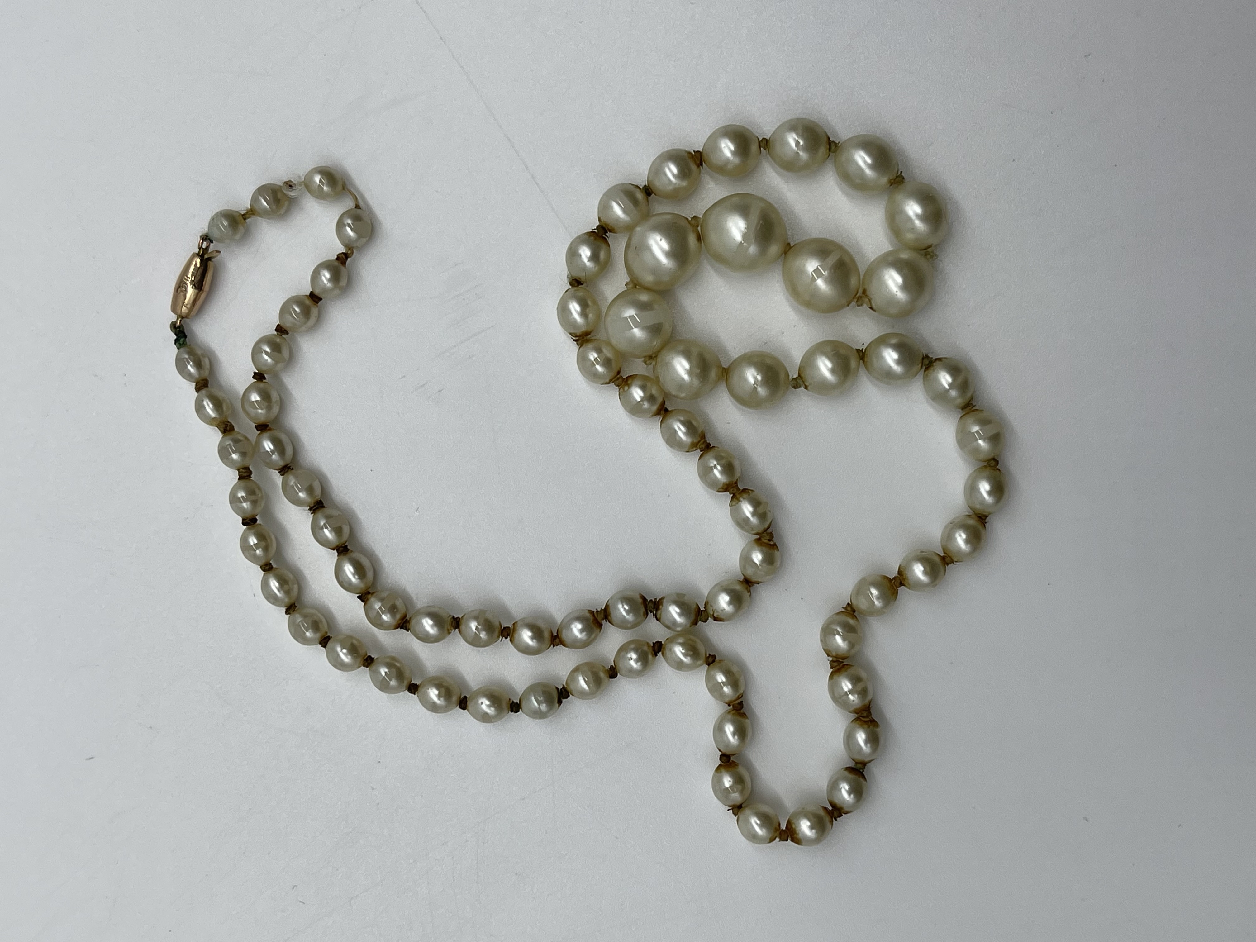 Assorted Lot to include 9ct Clasp Pearl Necklace, - Image 14 of 17