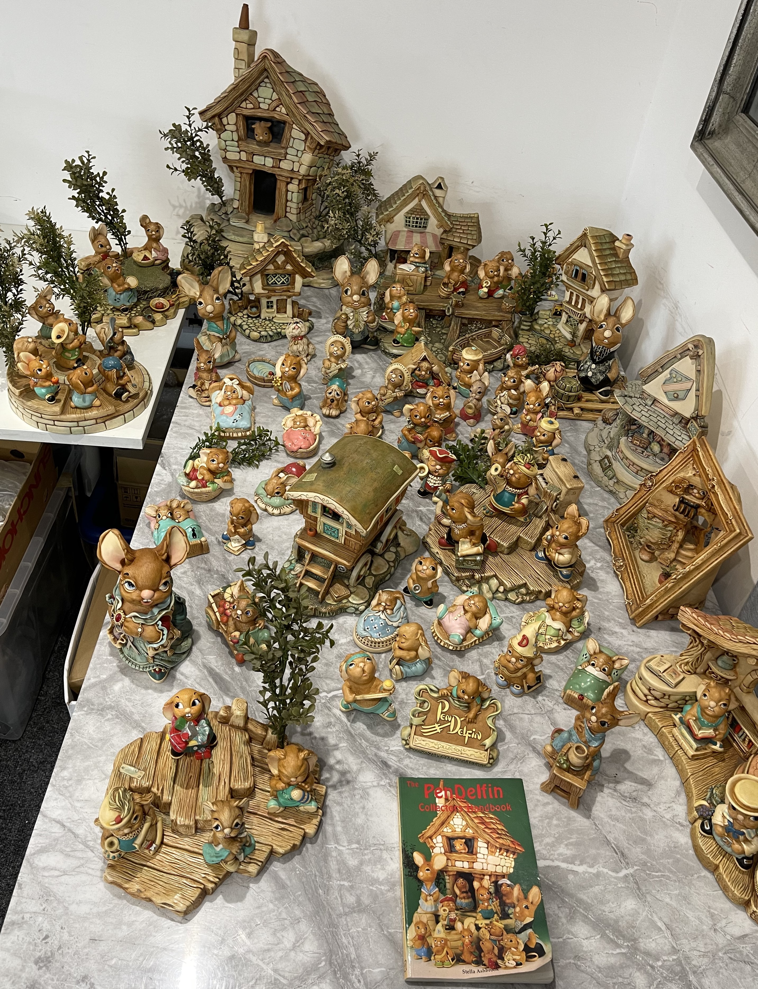 Very Large Collection of Pendelfin Figurines. - Bild 49 aus 55