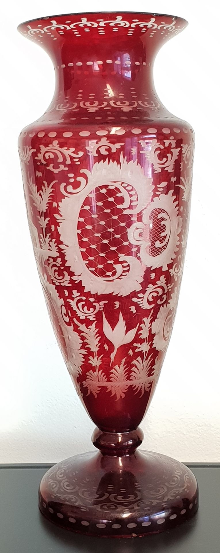Rubinglas Vase, Aufwendiger Handschliff, exquisite Anfertigung, reich verziert. Böhmen um 1900, Höh