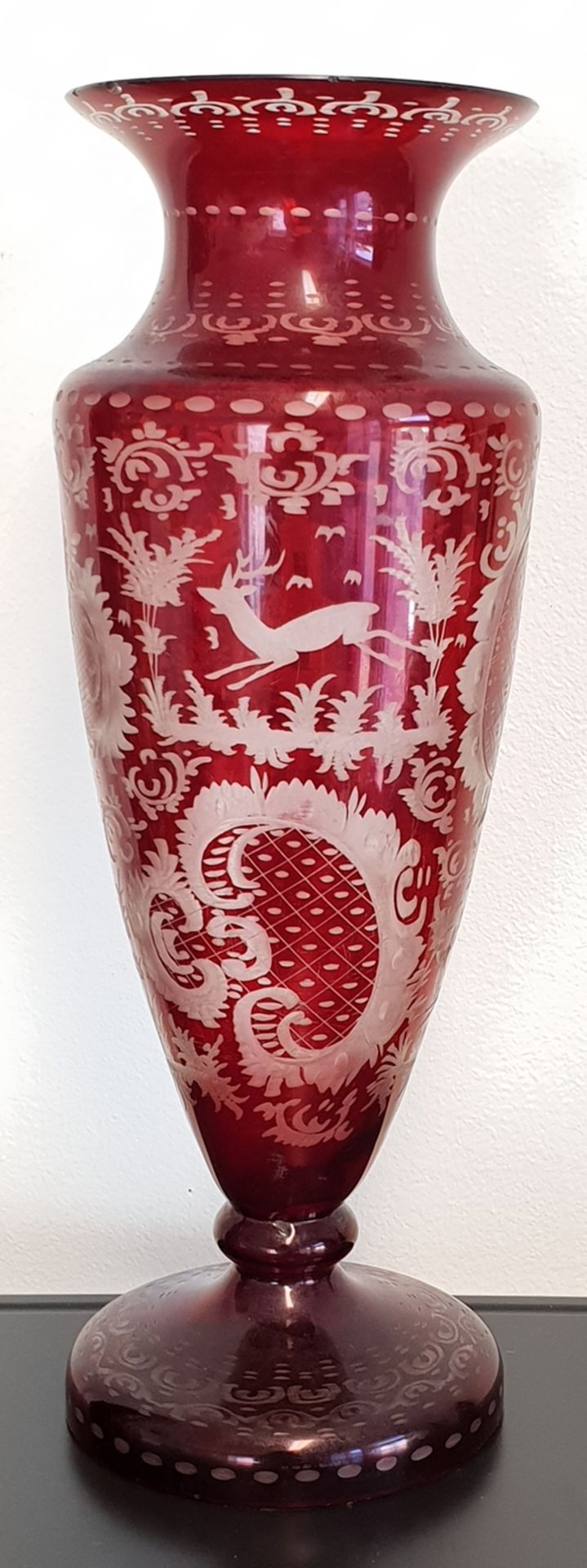 Rubinglas Vase, Aufwendiger Handschliff, exquisite Anfertigung, reich verziert. Böhmen um 1900, Höh - Bild 2 aus 3