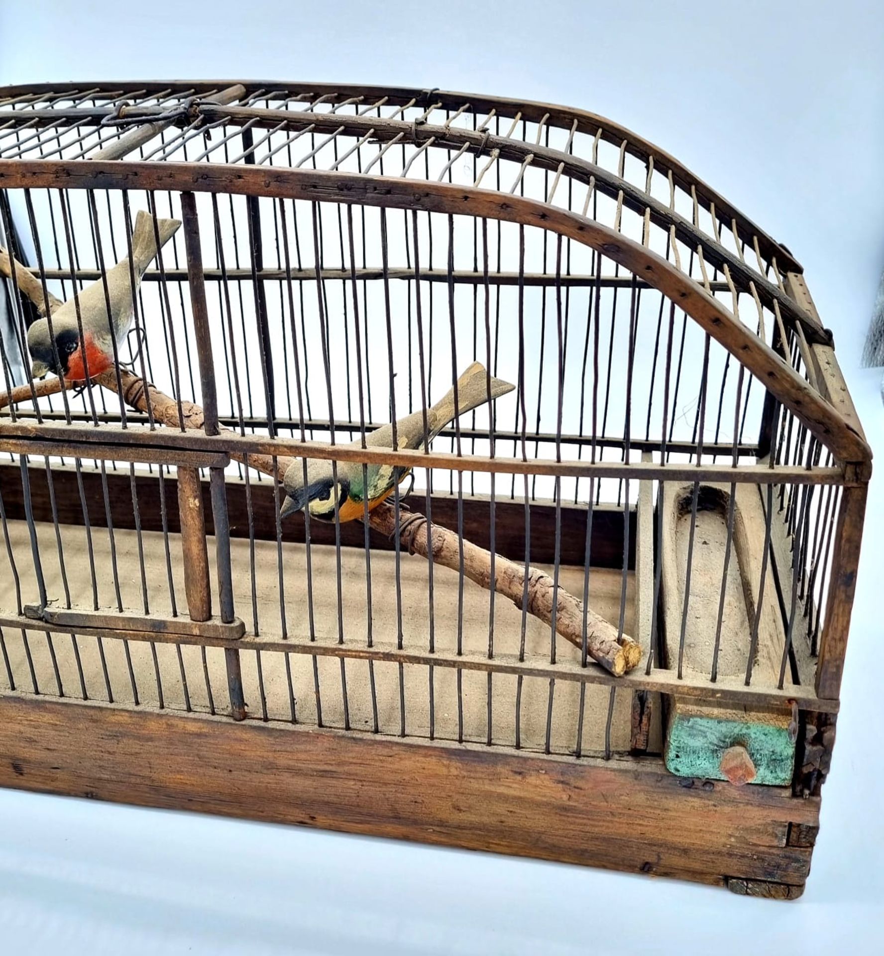 großer Vogelkäfig mit Holzvögel,in Art der Viechtauer Vögel, 19.Jhd,, Holz, Draht,66x22x35 cm, - Bild 3 aus 4