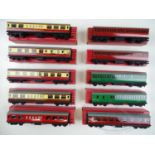 A group of HORNBY DUBLO OO gauge 2-rail passenger coaches in various liveries - VG in G boxes (10)