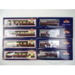 A group of BACHMANN OO gauge coaches comprising Thompson coaches in BR crimson / cream and a limited