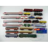 A quantity of HO gauge locomotives and rolling stock by MARKLIN, FLEISCHMANN, LIMA and others - F/VG