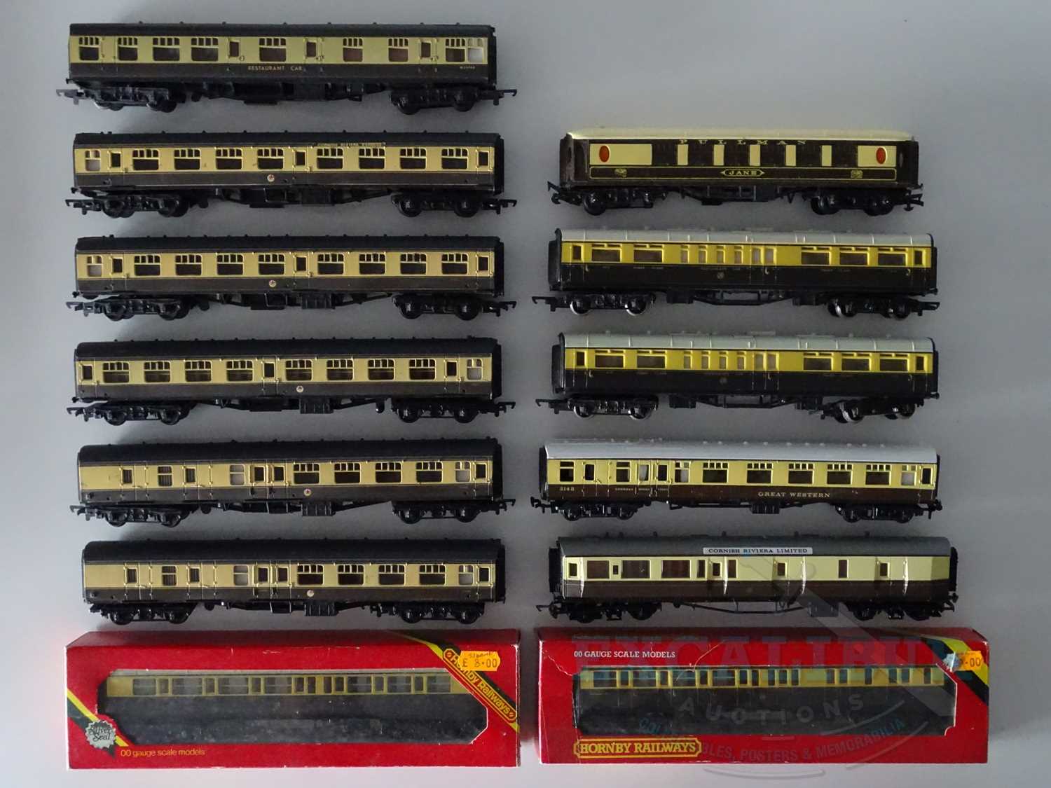 A quantity of OO gauge passenger coaches by HORNBY, MAINLINE, TRI-ANG etc. all in GWR livery - G/