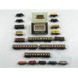 A group of GRAHAM FARISH N gauge wagons and coaches - G/VG in G box where boxed (20)