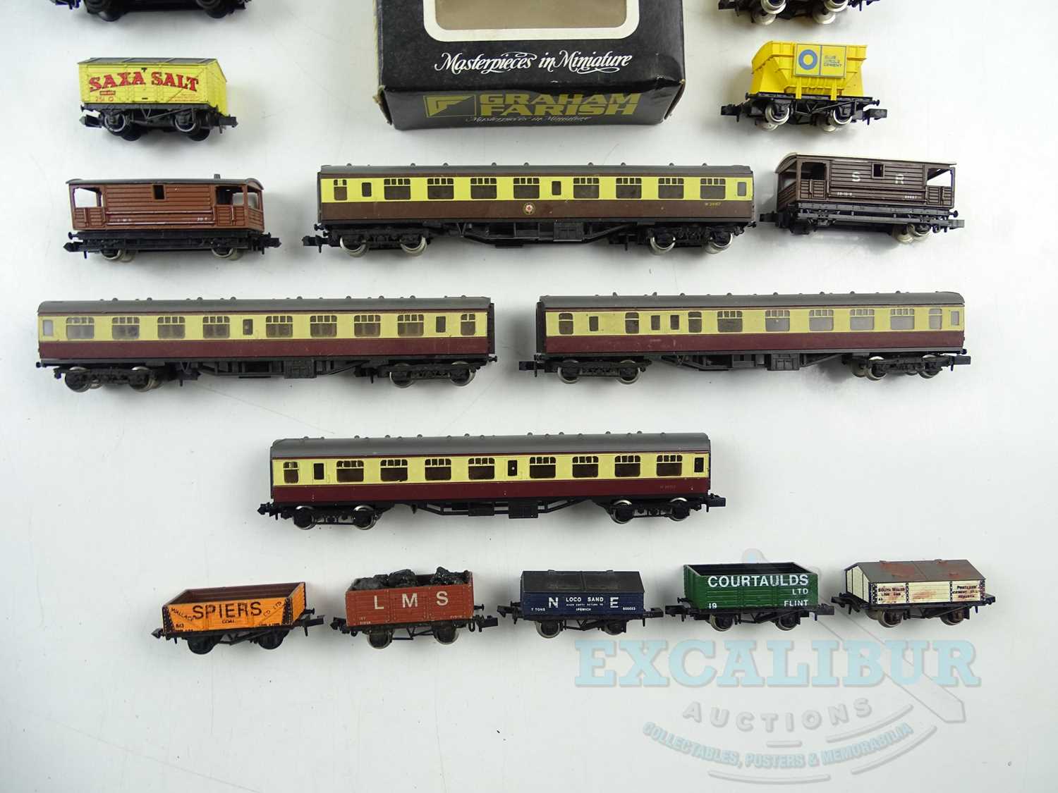 A group of GRAHAM FARISH N gauge wagons and coaches - G/VG in G box where boxed (20) - Image 2 of 3
