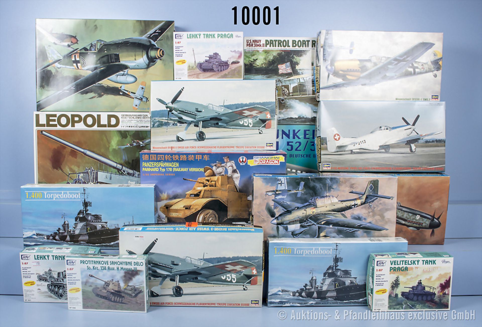 31 Modellbausätze, dabei Militärfahrzeuge, Schiffe, Flugzeuge usw., M 1:400 - M 1:32, ...