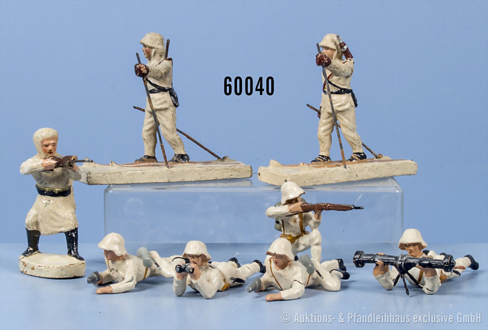 8 Soldaten in weißer Uniform, Schneeschuhläufer und kämpfend, Lineol usw., h.M., 7 cm, ...