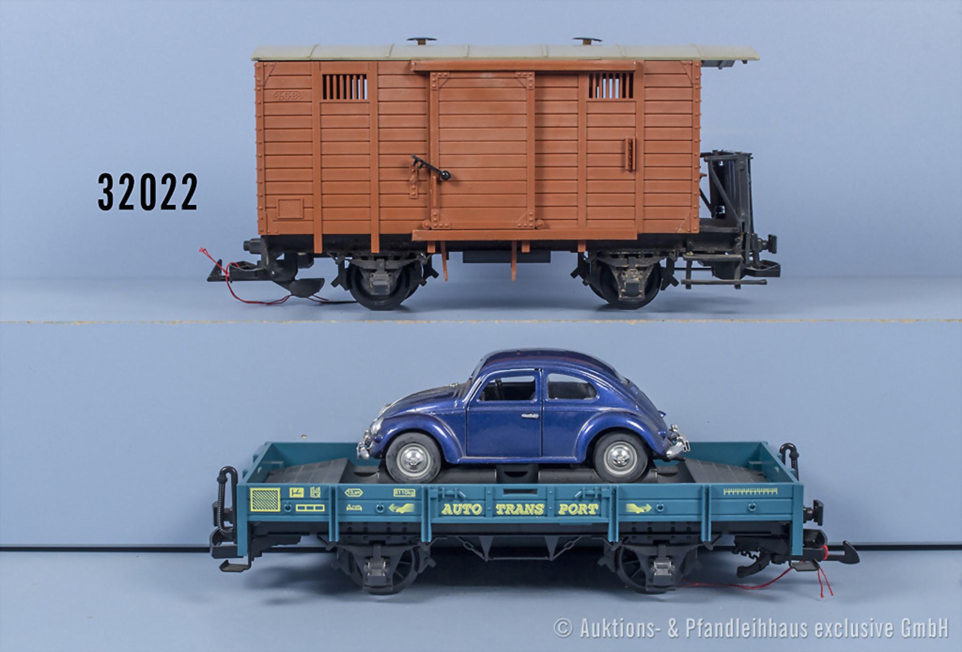 2 LGB Spur IIm Güterwagen, dabei 1 gedeckter Güterwagen und 1 Niederbordwagen mit VW ...