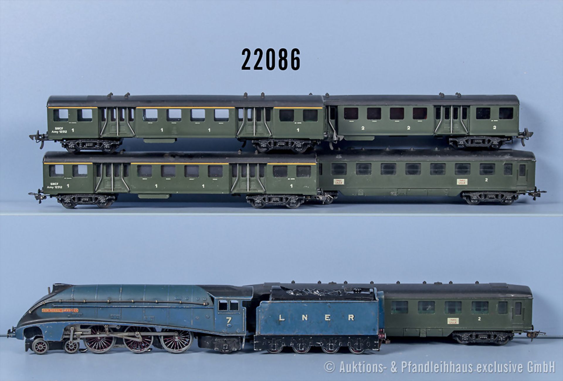 Hornby H0 D-Zug, dabei Stromlinien-Schlepptenderlok Sir Nigel Gresley der LNER, BN 7 und ...