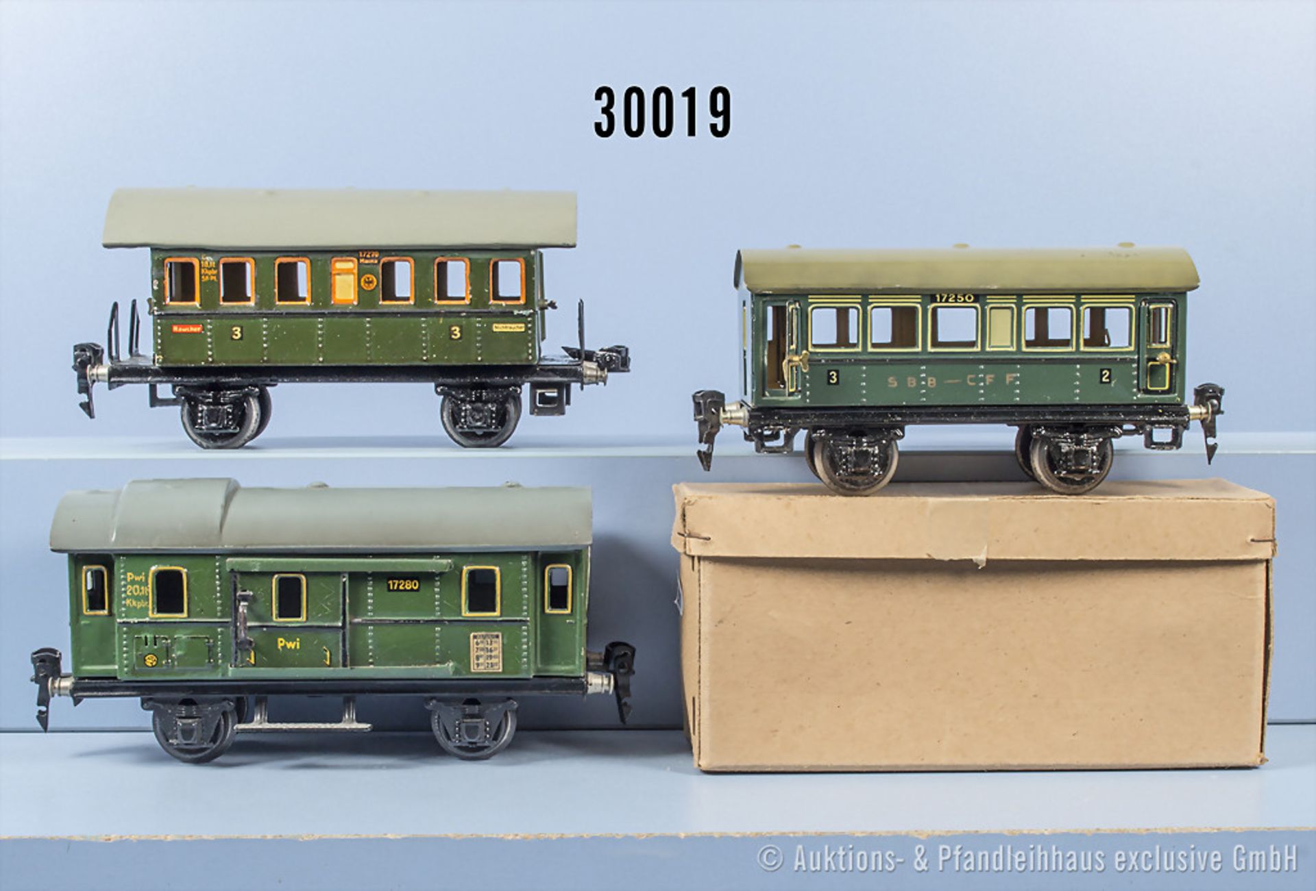 3 Märklin Spur 0 Wagen, dabei 1725 Personenwagen der SBB, 1727 Personenwagen und 1728 ...