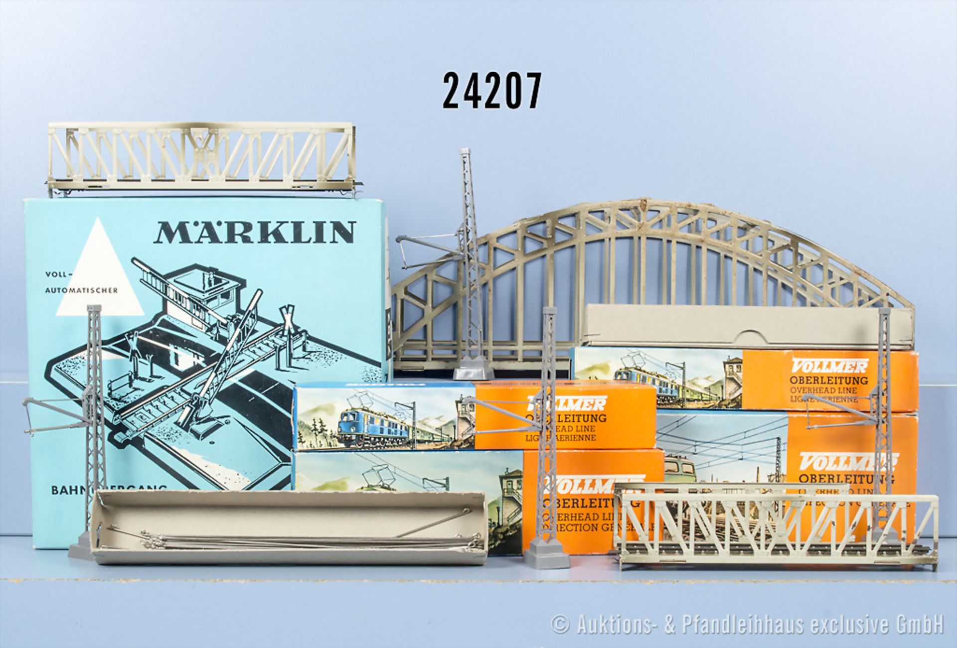 H0 Zubehör, dabei 1 Bogenbrücke, 2 Gitterbrücken, 1 Bahnübergang, alles Märklin sowie ...