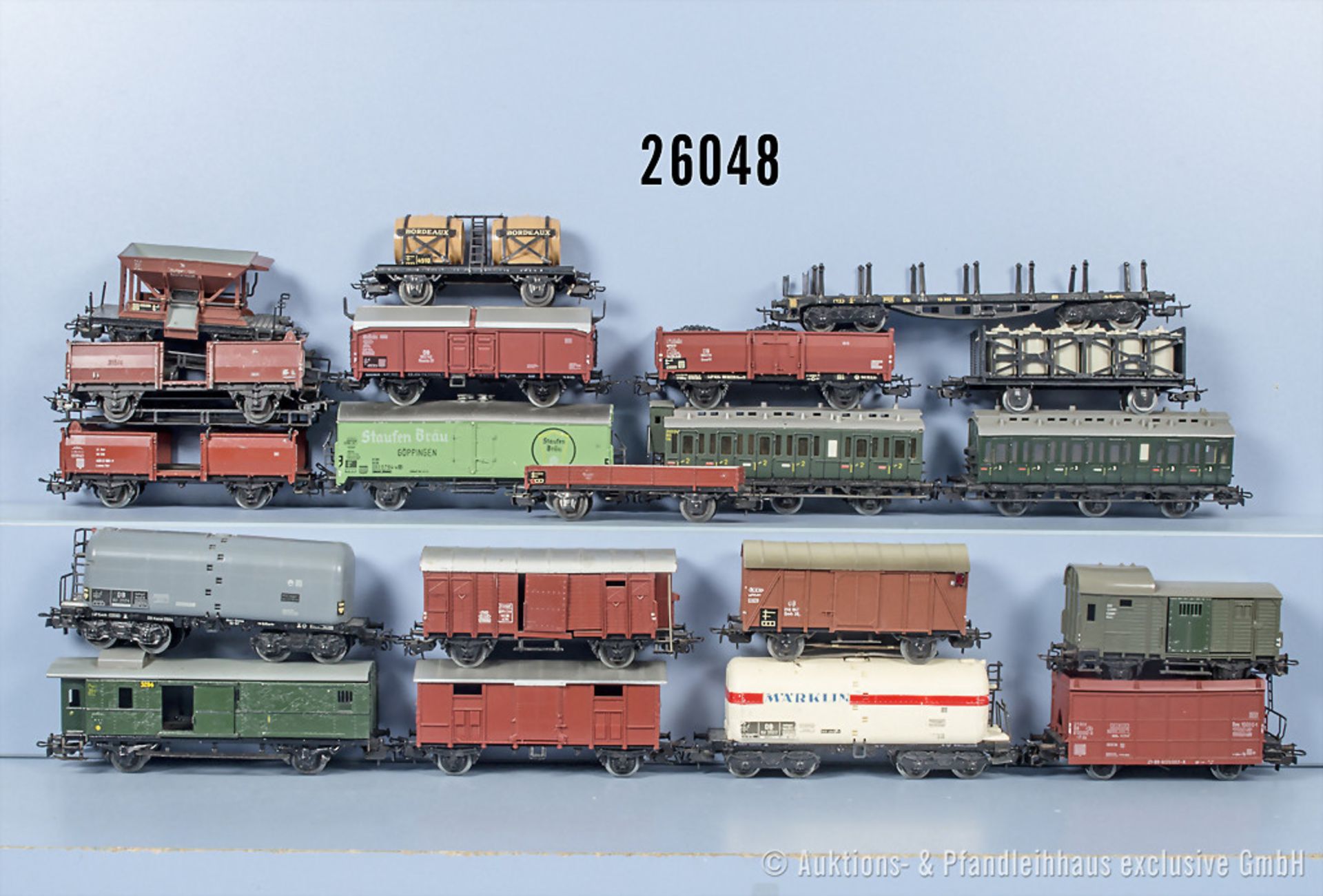 20 Märklin H0 Wagen, dabei 2 Abteil-Personenwagen, 1 Gepäckwagen, 3 gedeckte Güterwagen, ...