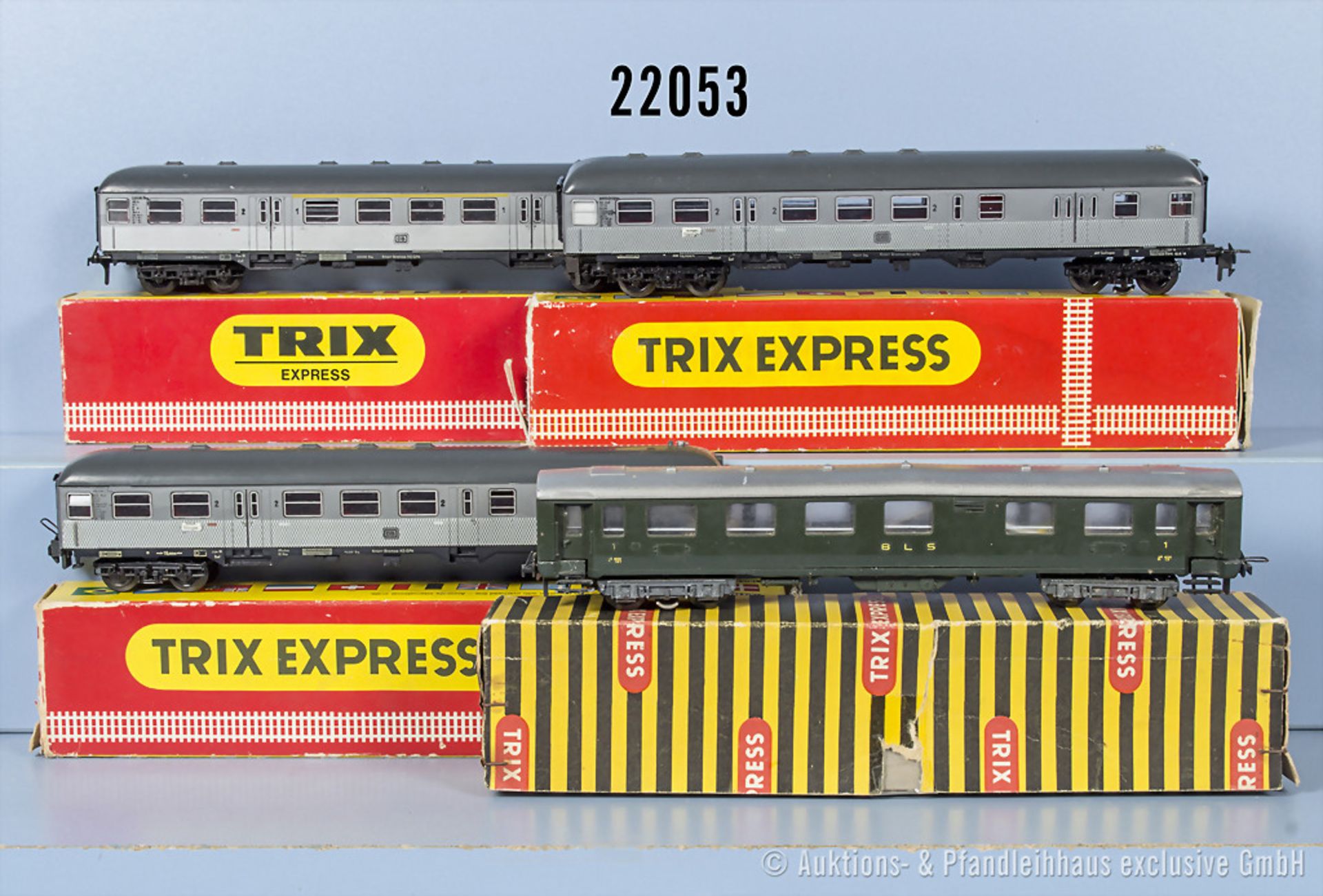 4 Trix express H0 Wagen, dabei 1 D-Zug Personenwagen der BLS, 2 ...