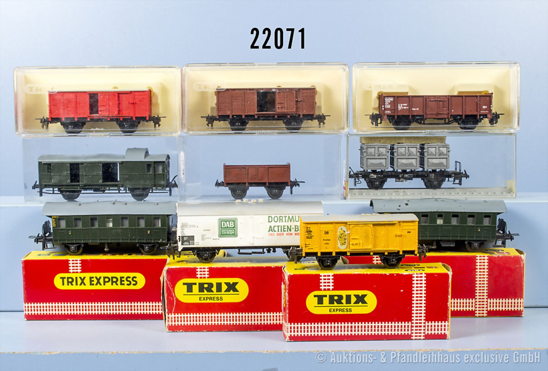 10 Trix Express H0 Wagen, dabei 2 Personenwagen, 1 Gepäckwagen, 1 Bananenwagen, 2 ...