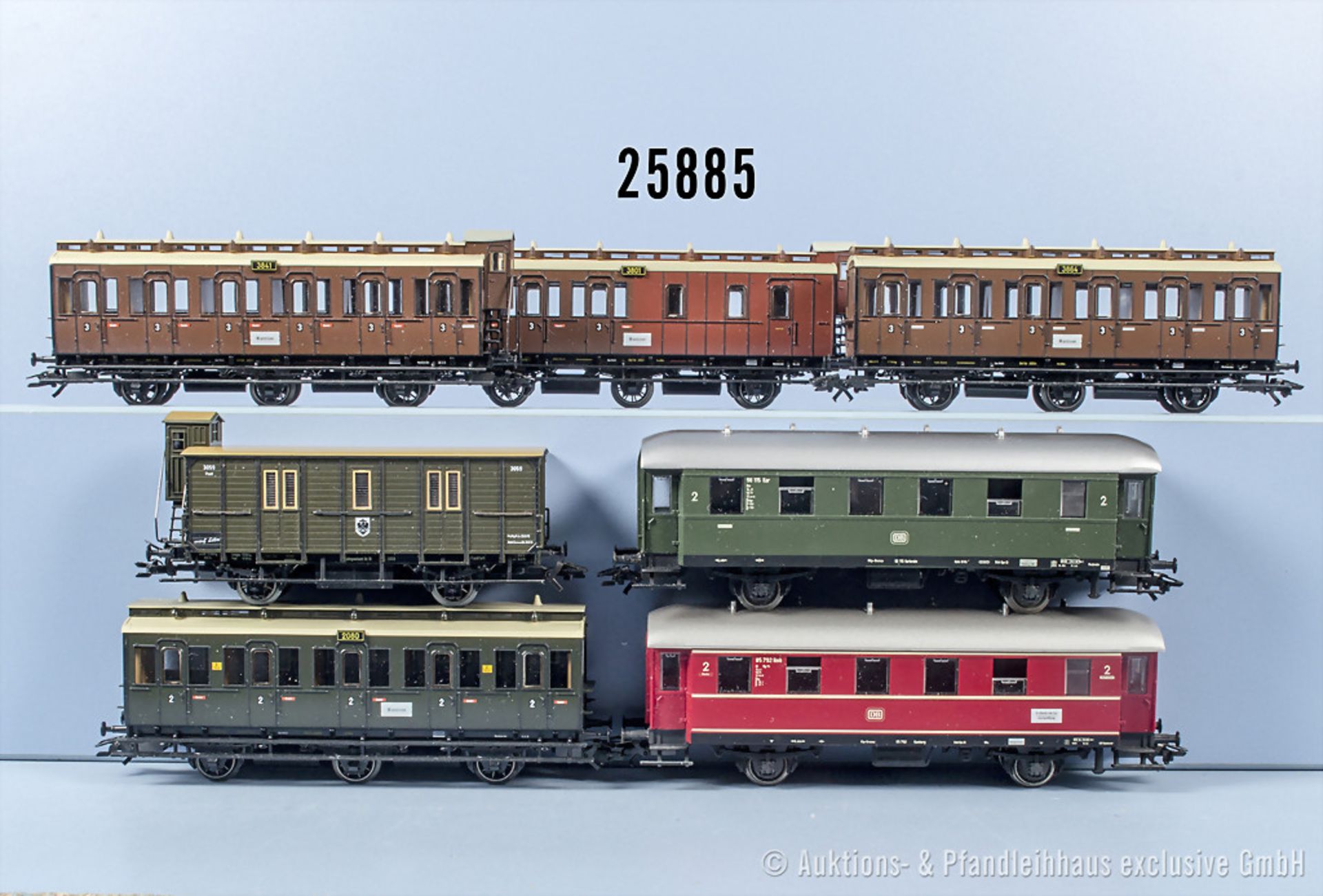 7 Märklin H0 Wagen, dabei 2 Personenwagen, 4 Abteil-Personenwagen und 1 Postwagen, Z ...